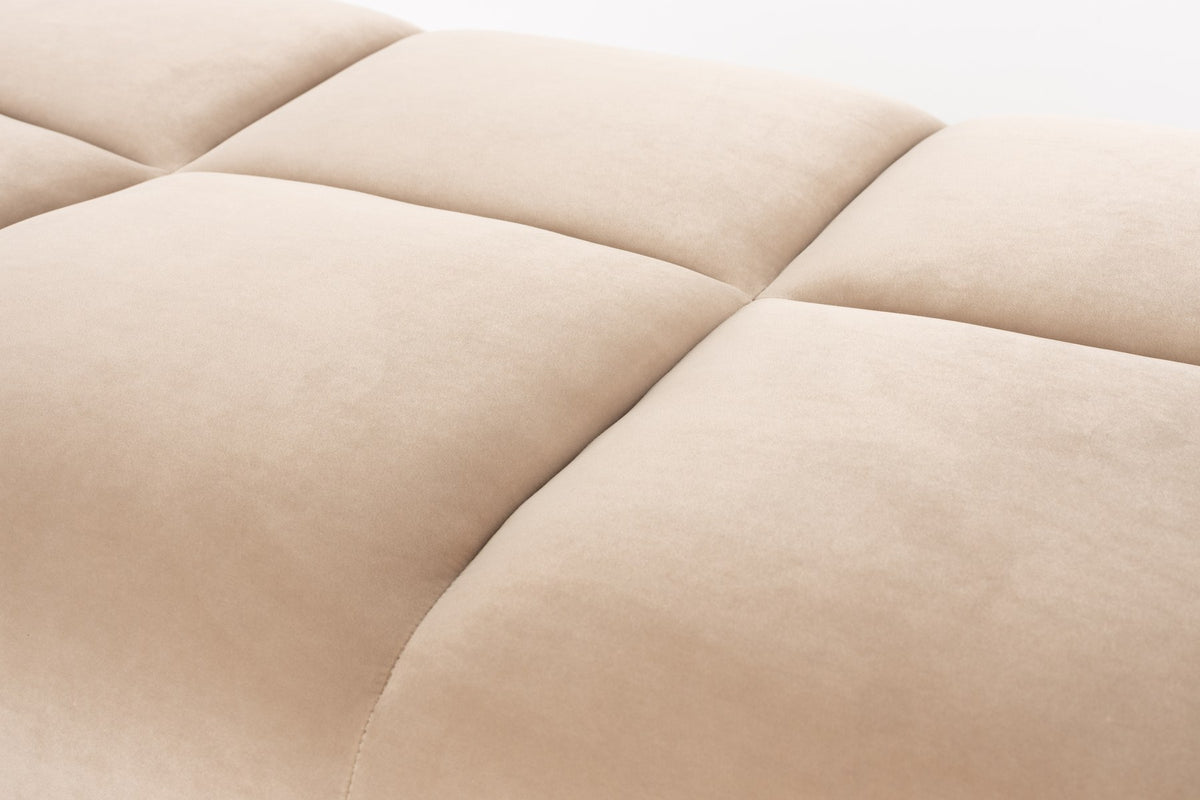 Beiger Hocker mit runden Formen, Polyesterbezug und Schaumstoffpolsterung, Modell Hazel von Zuiver, Masse 127x80x38 cm.