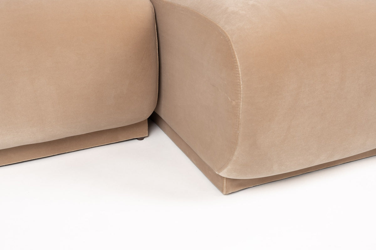 Beige gepolstertes Ecksofa rechts mit Chaise Longue, Modell Hazel von Zuiver, Sitzfläche aus weichem Polyesterstoff mit runden Formen.