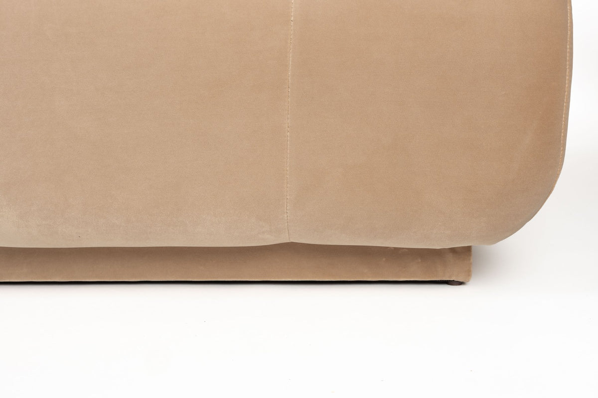 Beige gepolstertes Ecksofa rechts mit Chaise Longue, Modell Hazel von Zuiver, Sitzfläche aus weichem Polyesterstoff mit runden Formen.