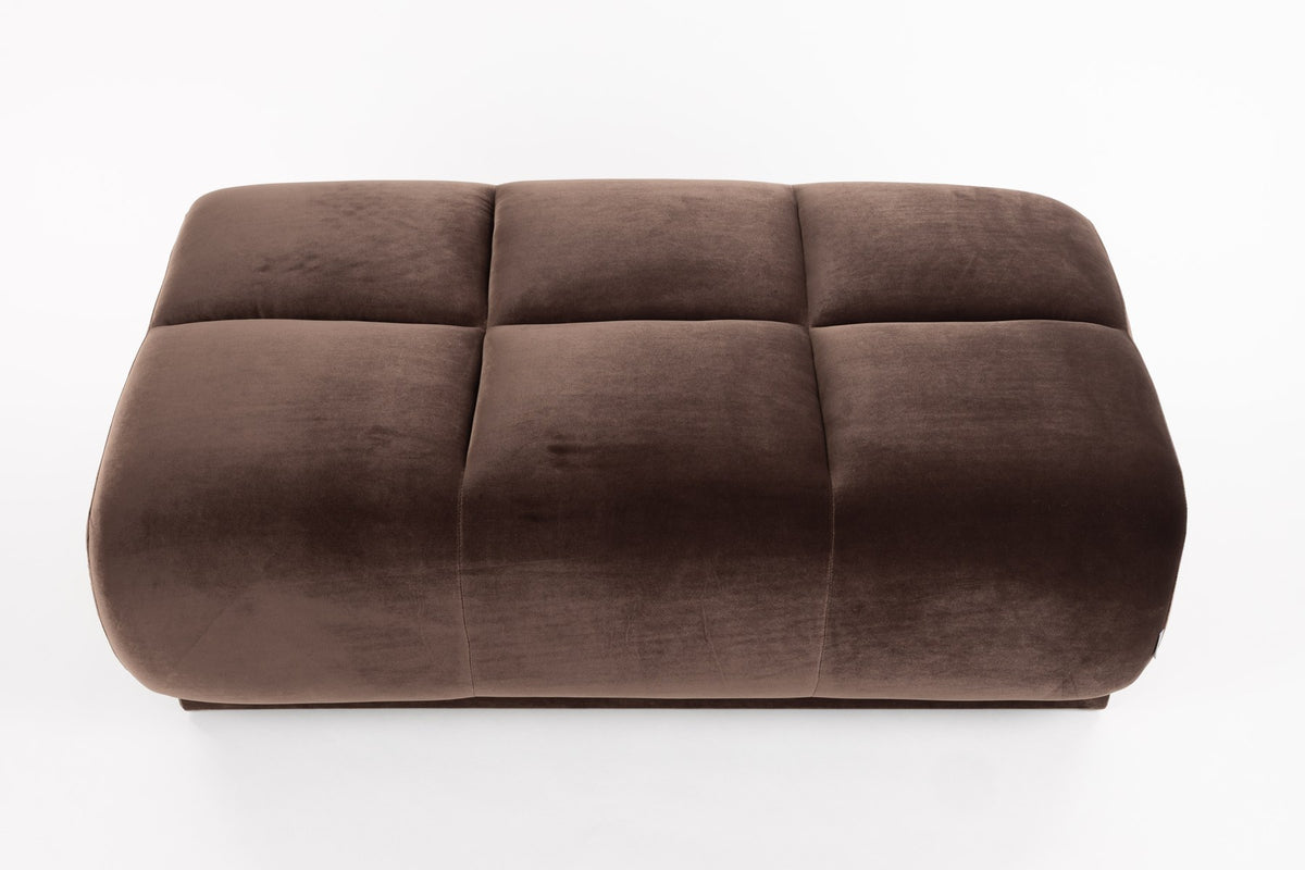 Gepolsterter Hocker Hazel Brown von Zuiver mit runder Form, brauner Polyester-Bezug und Schaumstofffüllung, Masse 127x80x38 cm.