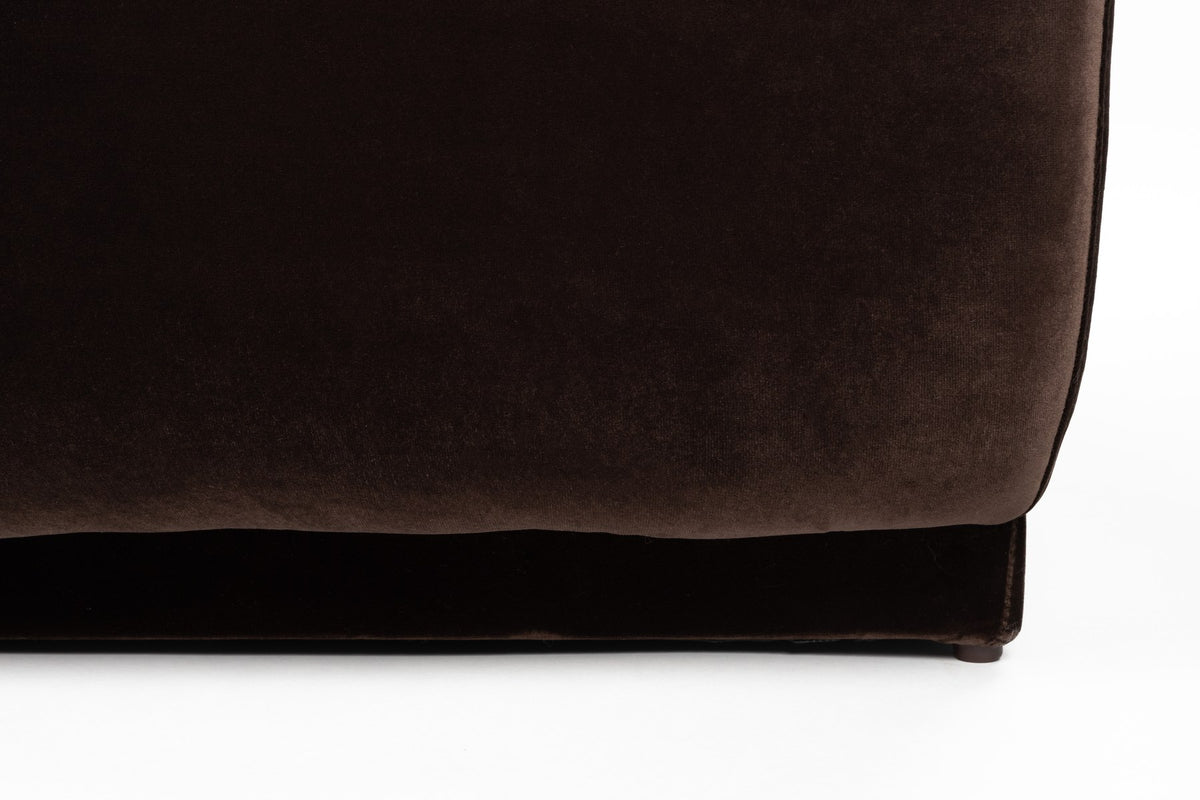Braunes Ecksofa rechts Hazel von Zuiver mit Chaise Longue, Polyesterbezug und weicher Schaumstofffüllung, Sitzhöhe 42 cm.