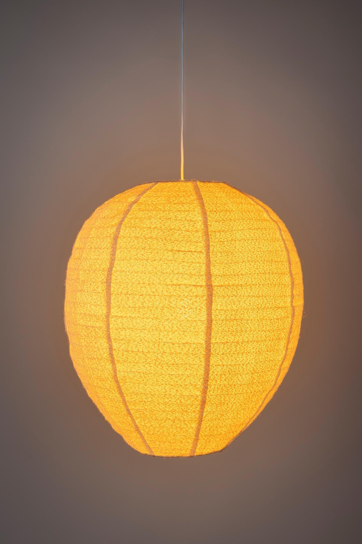 Pendelleuchte Cocoon in Creme präsentiert im Onlineshop von KAQTU Design AG. Pendelleuchte ist von Zuiver