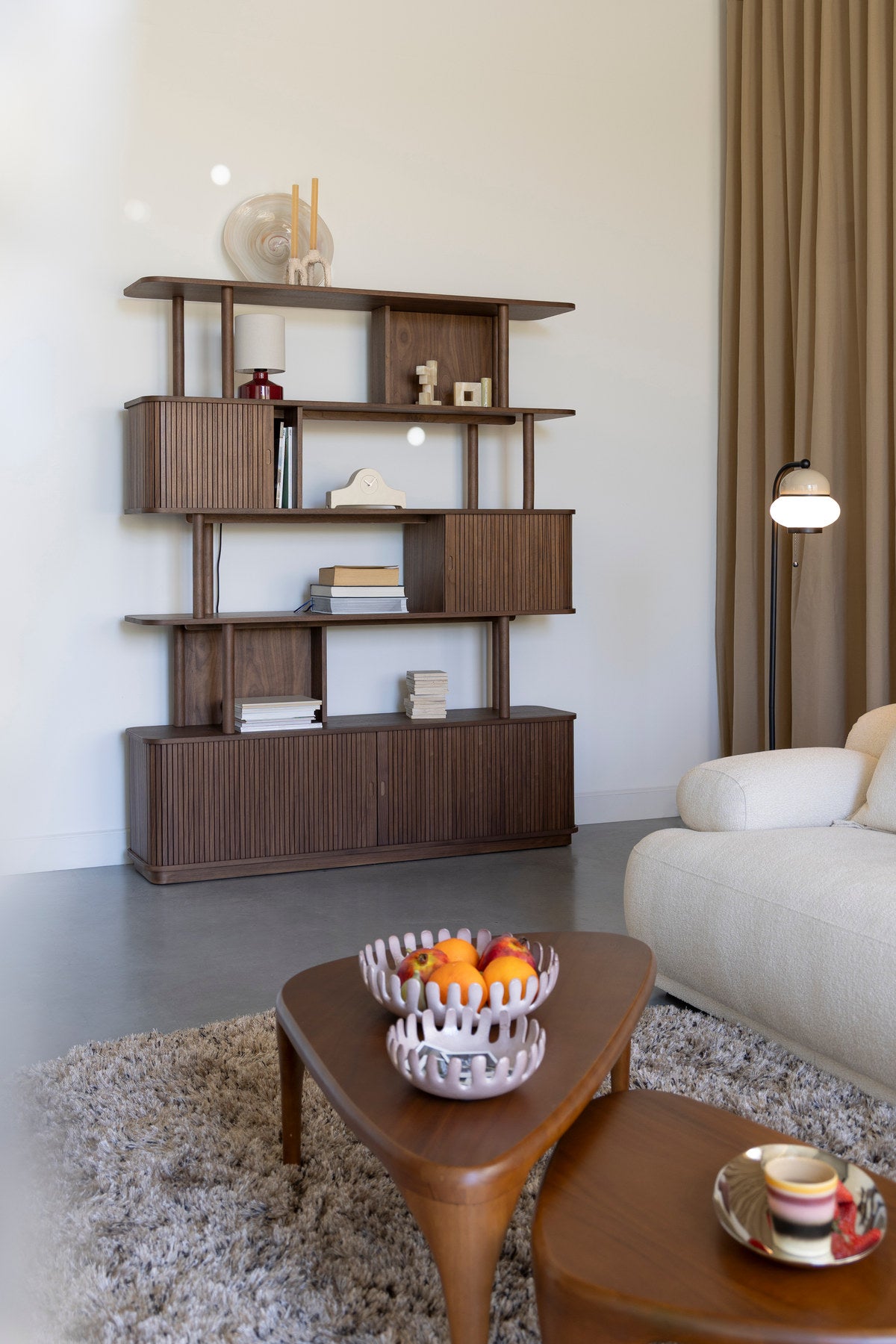 Bücherregal Barbier in Braun präsentiert im Onlineshop von KAQTU Design AG. Cabinet ist von Zuiver