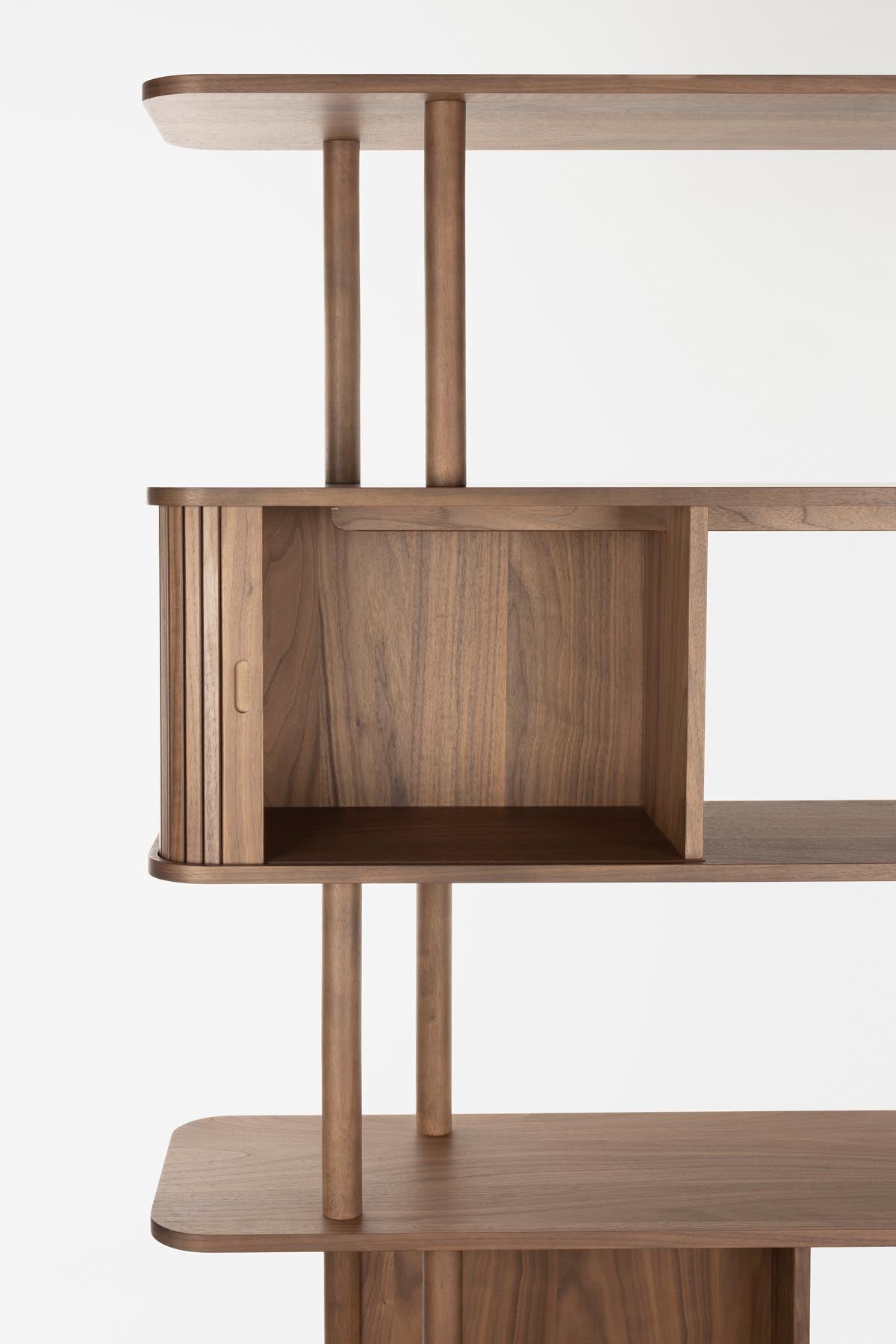 Bücherregal Barbier in Braun präsentiert im Onlineshop von KAQTU Design AG. Cabinet ist von Zuiver