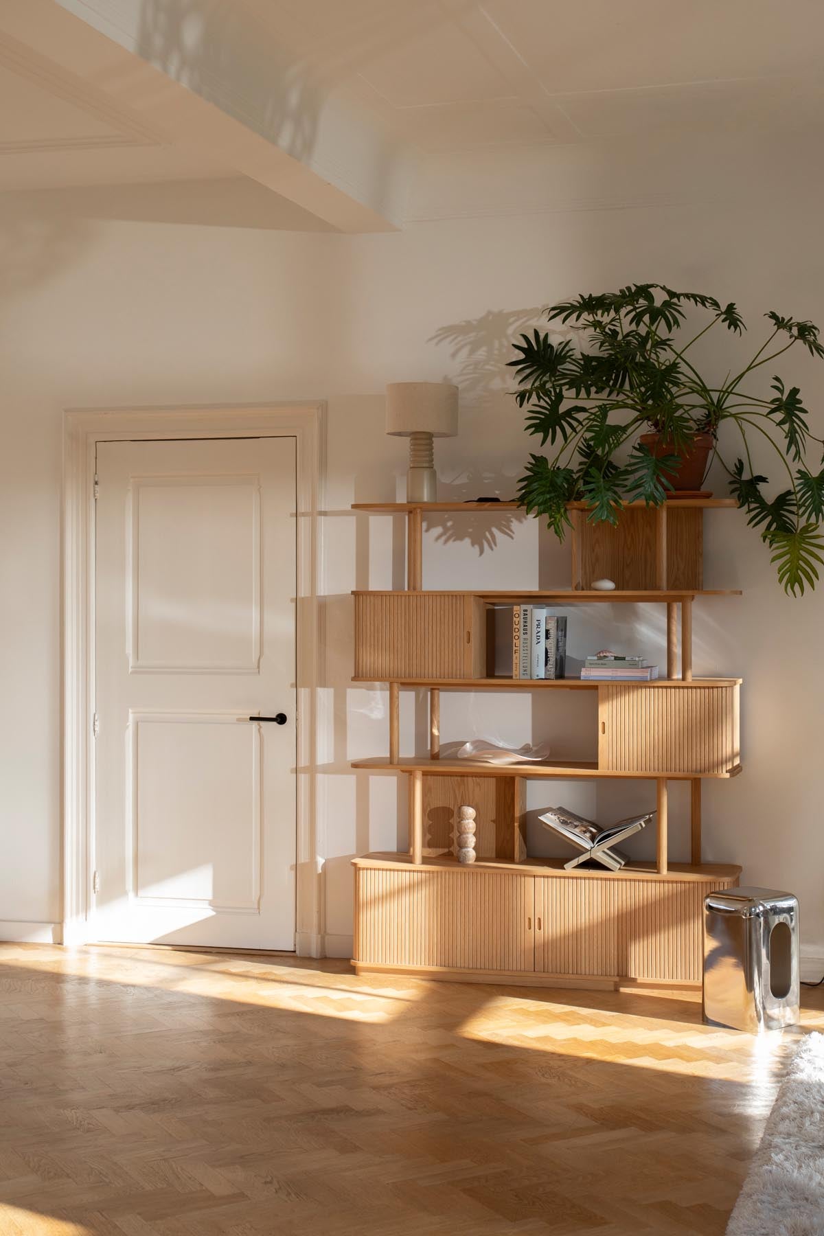 Bücherregal Barbier in Natürlich präsentiert im Onlineshop von KAQTU Design AG. Cabinet ist von Zuiver