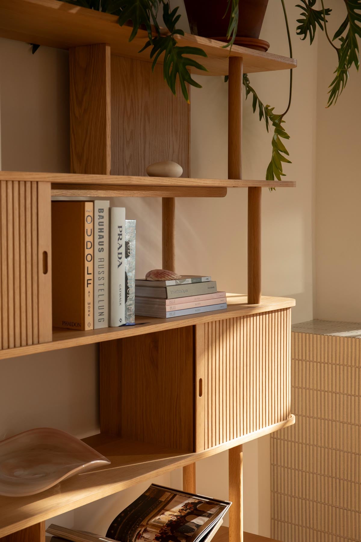 Bücherregal Barbier in Natürlich präsentiert im Onlineshop von KAQTU Design AG. Cabinet ist von Zuiver