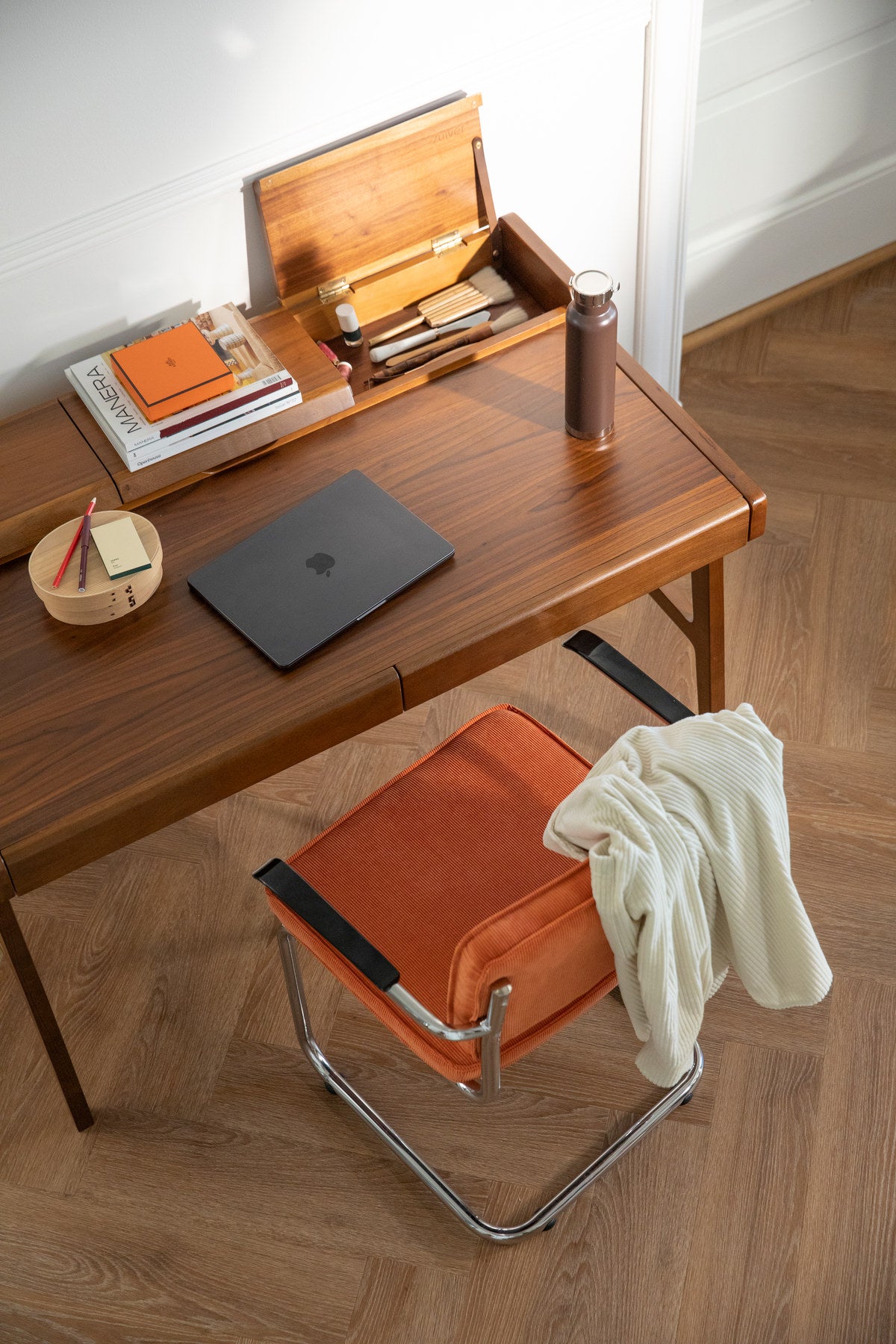 Schreibtisch Kaat in Braun präsentiert im Onlineshop von KAQTU Design AG. Schreibtisch ist von Zuiver