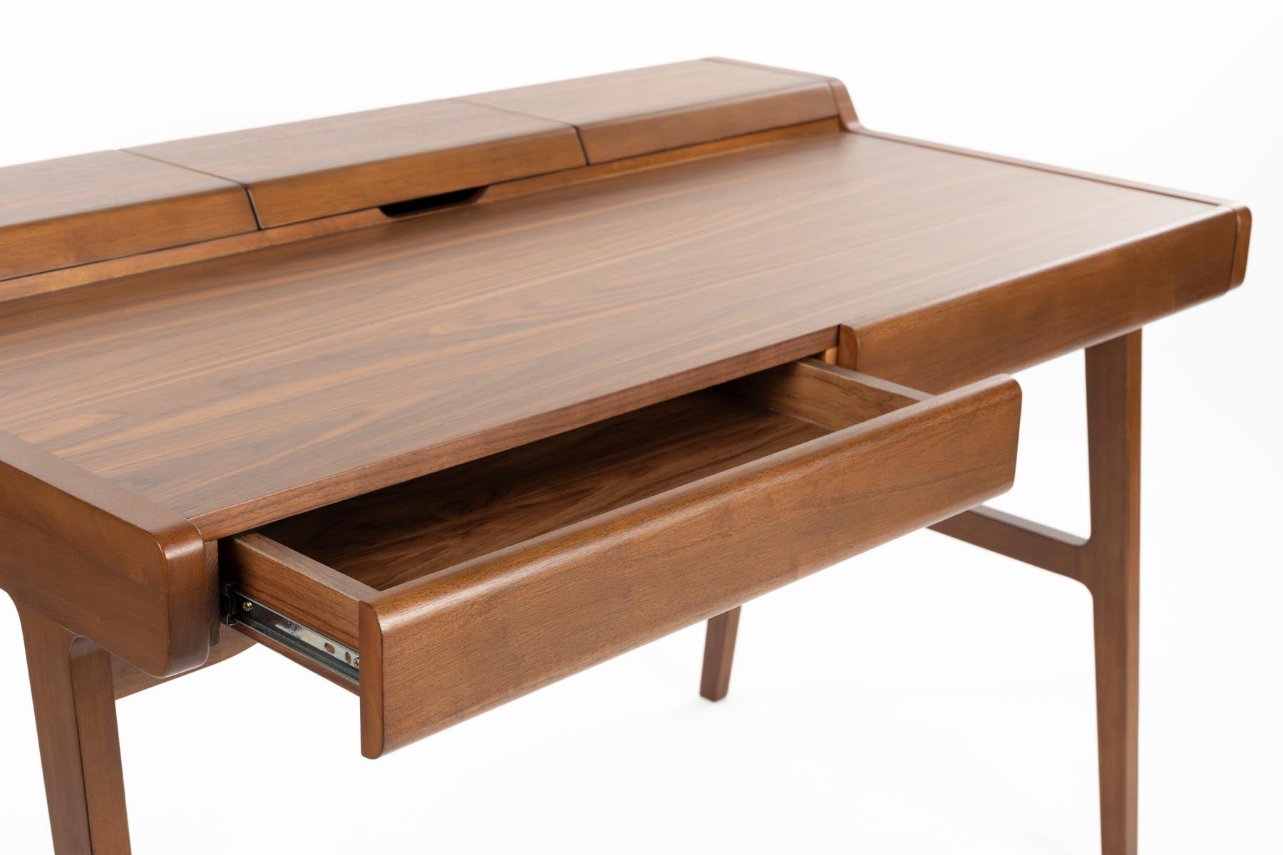Schreibtisch Kaat in Braun präsentiert im Onlineshop von KAQTU Design AG. Schreibtisch ist von Zuiver