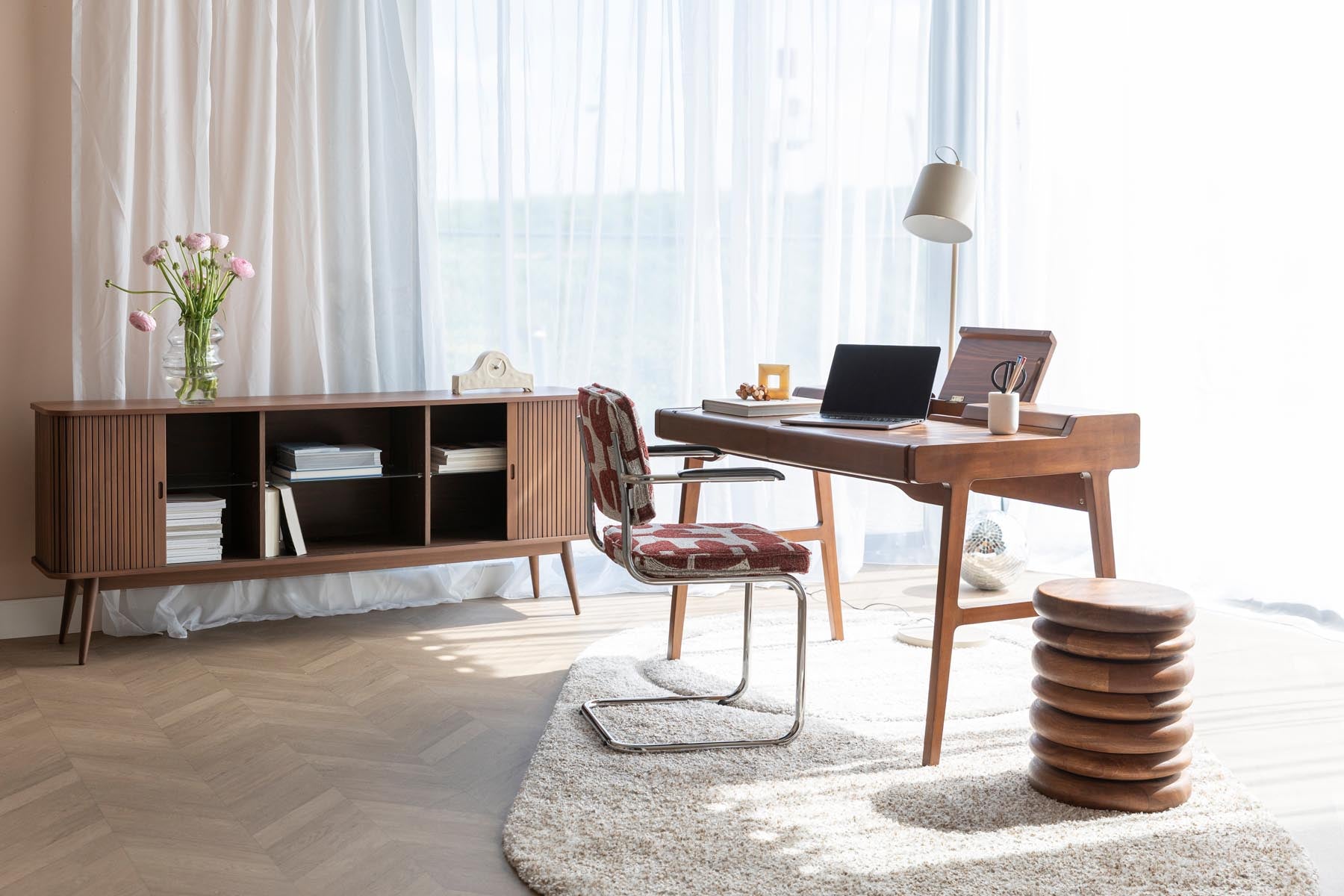 Schreibtisch Kaat in Braun präsentiert im Onlineshop von KAQTU Design AG. Schreibtisch ist von Zuiver