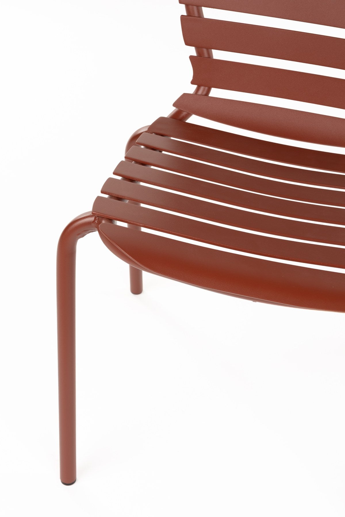 Roter Gartenstuhl Vondel von Zuiver aus pulverbeschichtetem Aluminium, stapelbar, mit schlichtem Gestell und Sitzfläche in Rot.