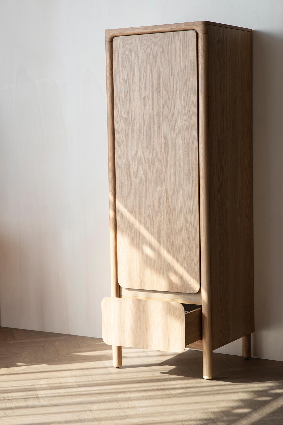 Cabinet Storm One Door in Natürlich präsentiert im Onlineshop von KAQTU Design AG. Cabinet ist von Zuiver