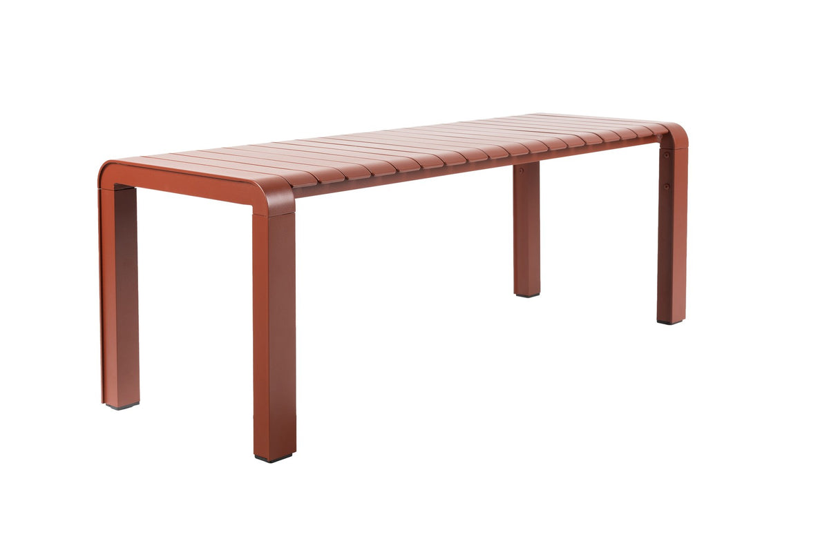 Rote Gartenbank Vondel von Zuiver mit pulverbeschichteter Aluminium-Sitzfläche, Breite 129,5 cm, Sitzhöhe 45 cm, für den Aussenbereich.
