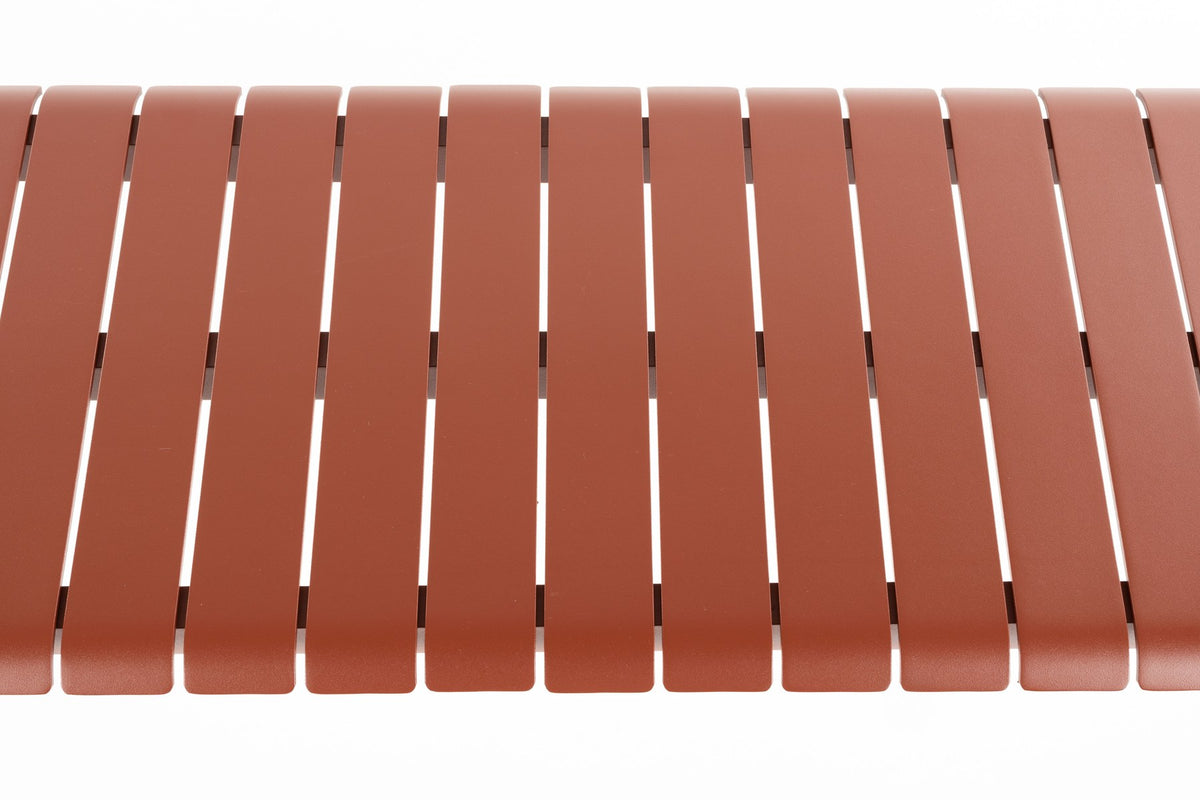Rote Gartenbank Vondel von Zuiver aus pulverbeschichtetem Aluminium, Masse 175x45x45 cm, geeignet für den Outdoor-Bereich.