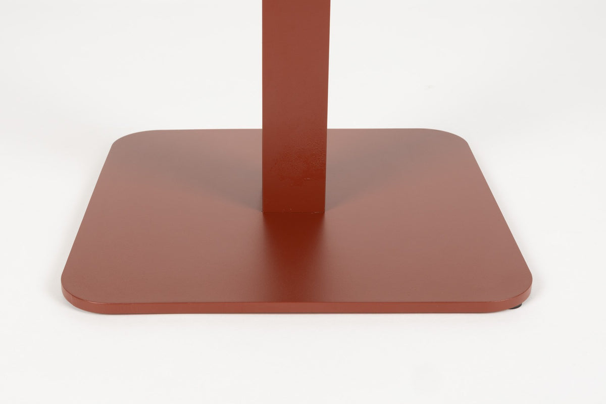 Roter Gartentisch Vondel von Zuiver, pulverbeschichtetes Metallgestell, quadratische Tischplatte, Masse 71x71x74.6 cm, für den Aussenbereich.
