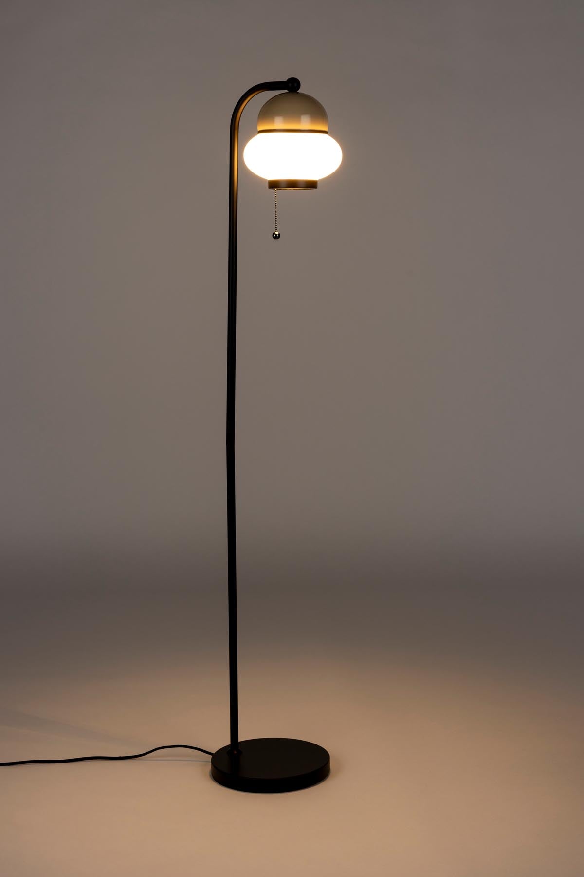 Stehlampe Bumble in Beige präsentiert im Onlineshop von KAQTU Design AG. Stehleuchte ist von Zuiver
