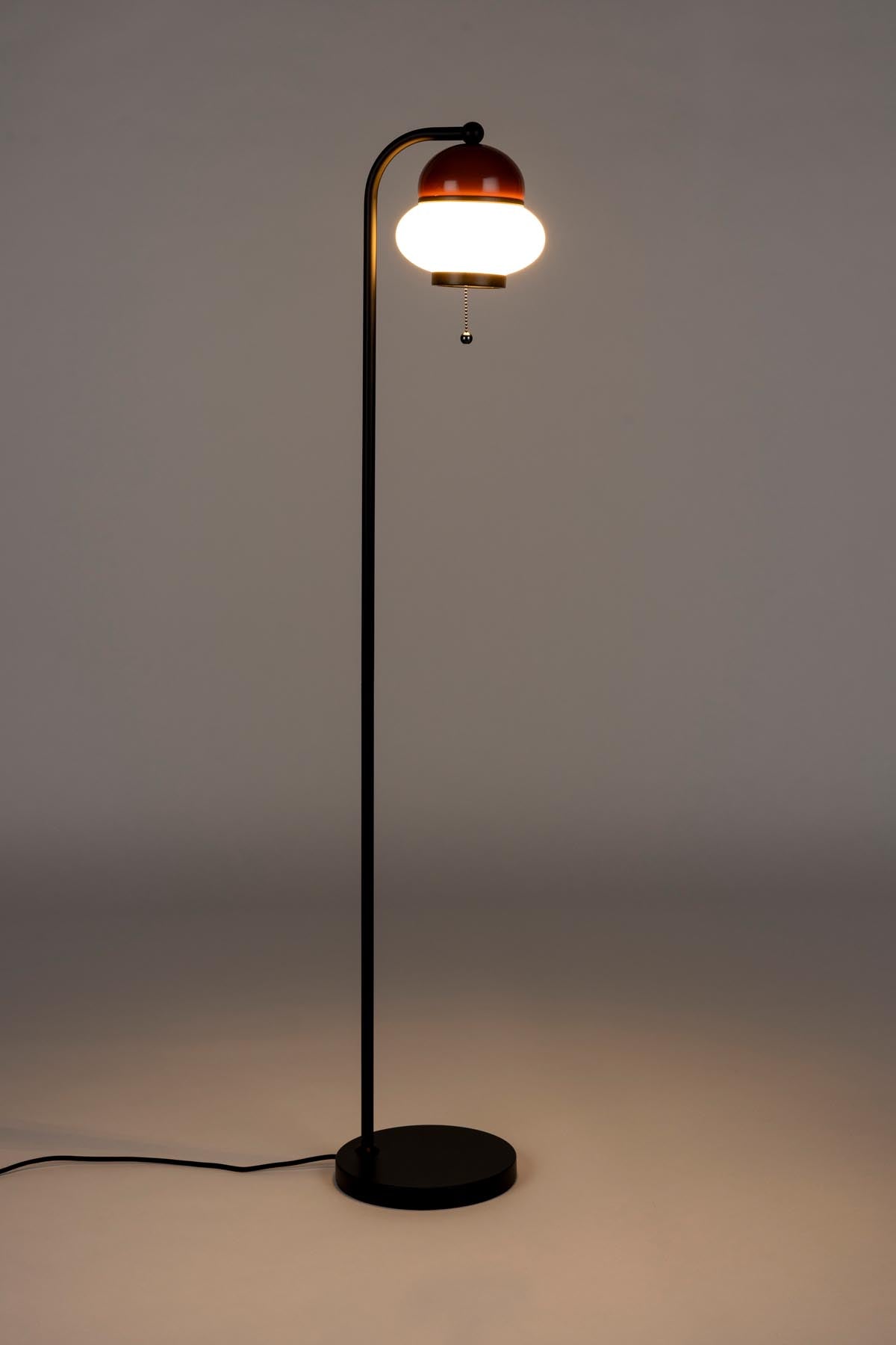 Stehlampe Bumble in Rot präsentiert im Onlineshop von KAQTU Design AG. Stehleuchte ist von Zuiver