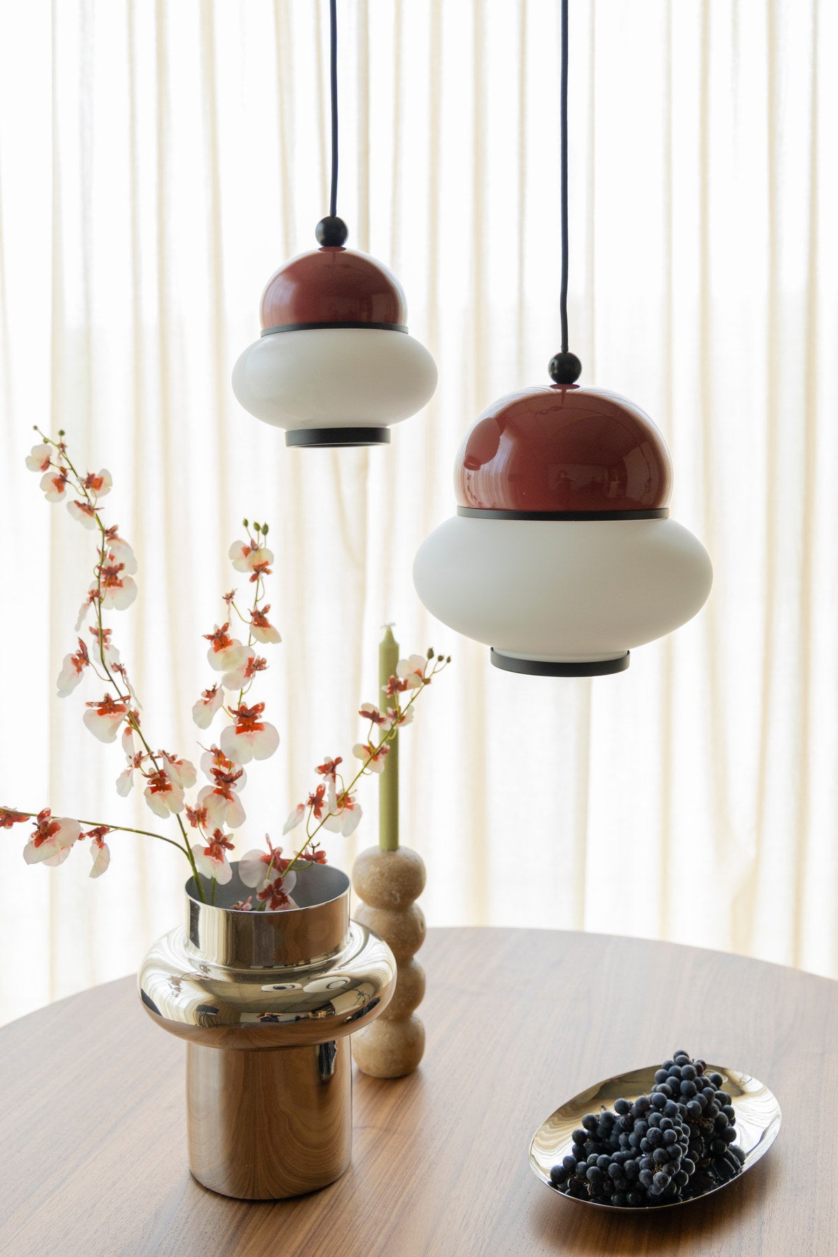 Pendelleuchte Bumble von Zuiver in Beige, Lampenschirm aus Milchglas mit rundem Design und schwarzem Textilkabel.