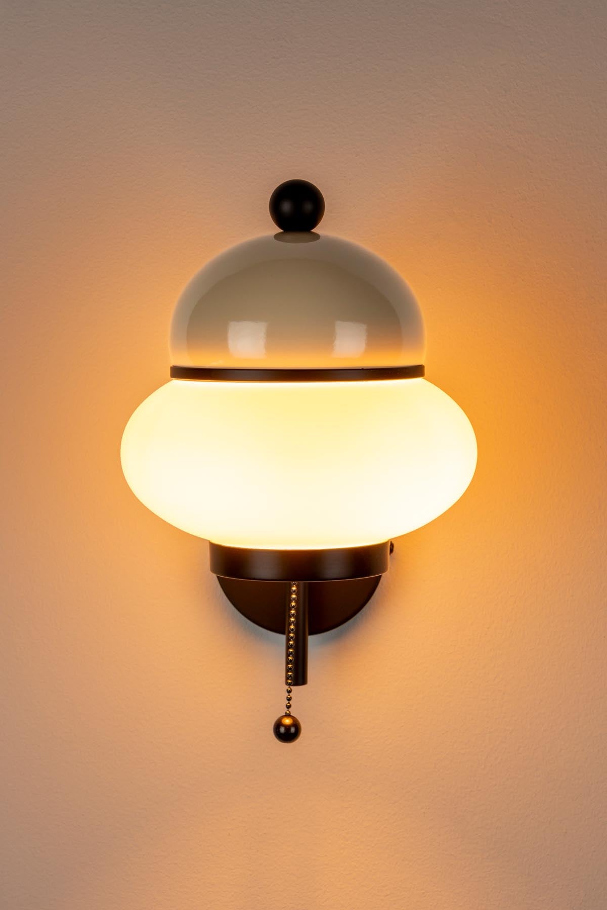 Wandleuchte Bumble in Beige präsentiert im Onlineshop von KAQTU Design AG. Wandleuchte ist von Zuiver