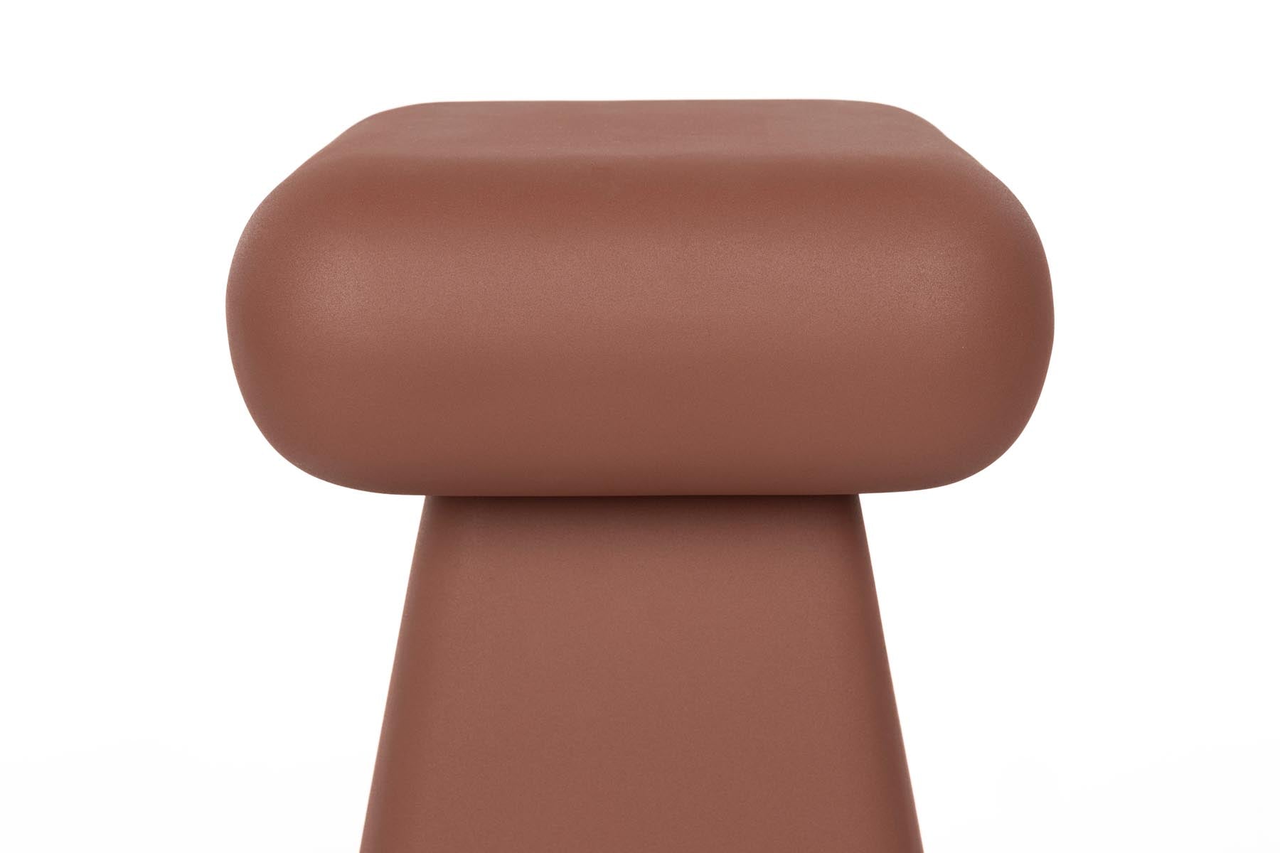 Stuhl Earth in Rot präsentiert im Onlineshop von KAQTU Design AG. Hocker ist von Zuiver