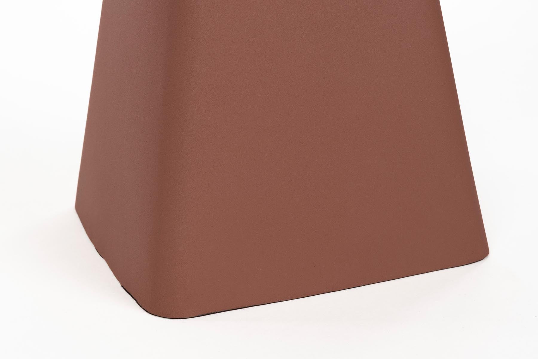 Stuhl Earth in Rot präsentiert im Onlineshop von KAQTU Design AG. Hocker ist von Zuiver