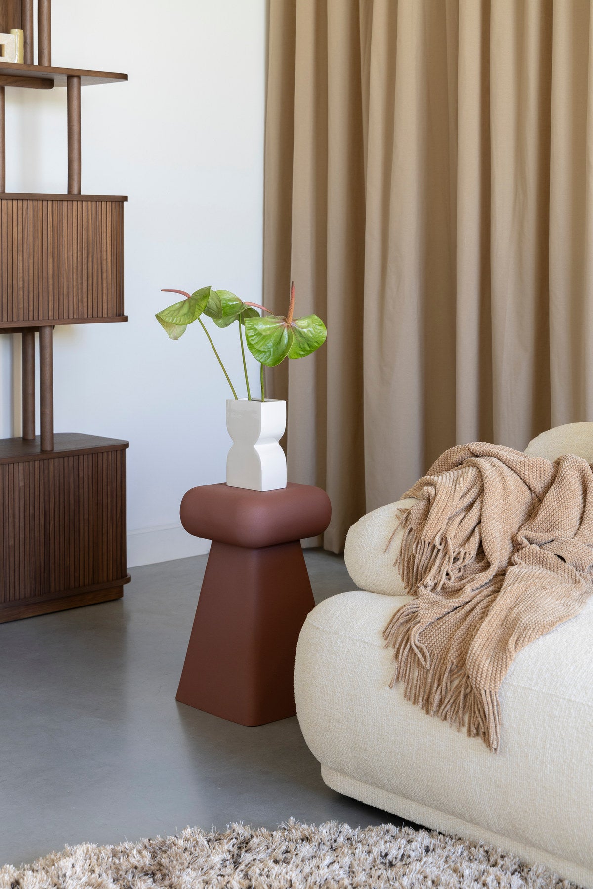 Stuhl Earth in Rot präsentiert im Onlineshop von KAQTU Design AG. Hocker ist von Zuiver