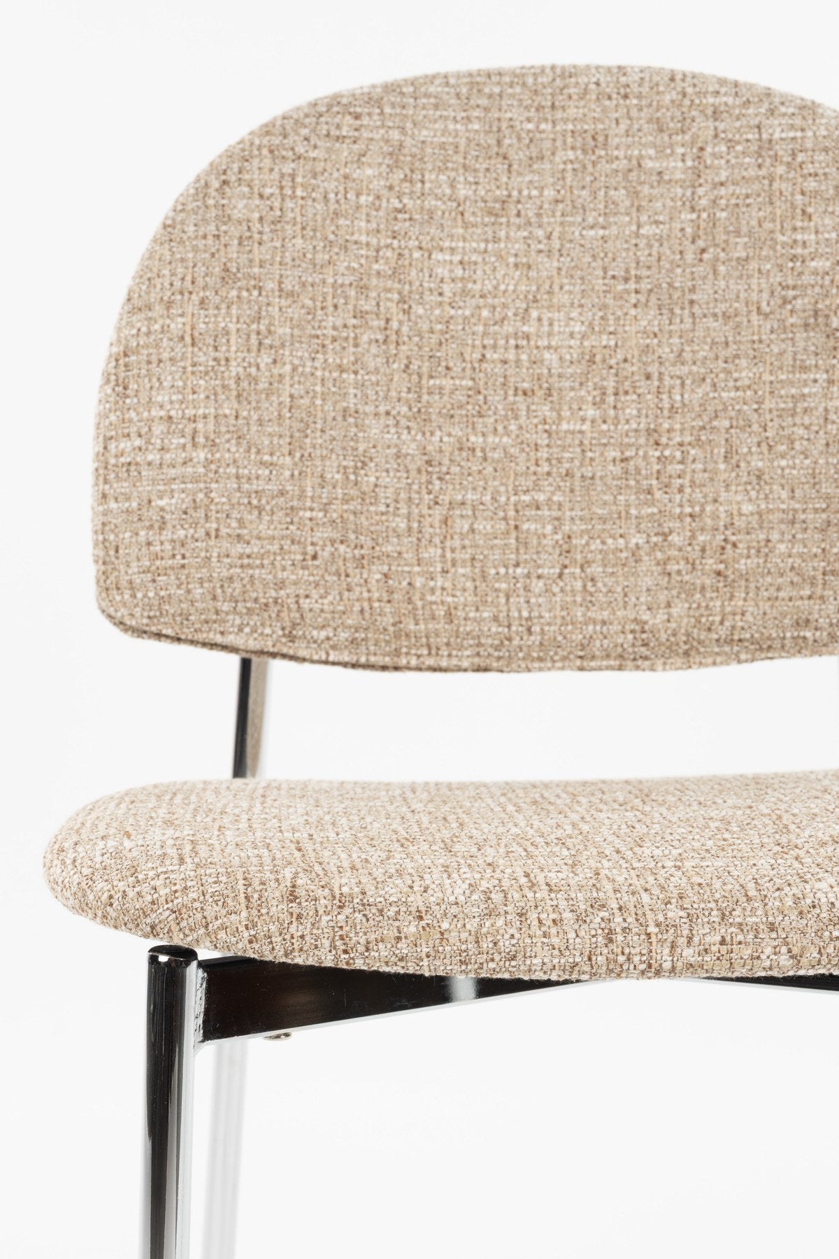 Stuhl mit rundem Rückenlehnendesign, beigem Polyesterbezug und silberfarbenem Gestell, freistehend fotografiert, Zuiver Sunrise Chair.