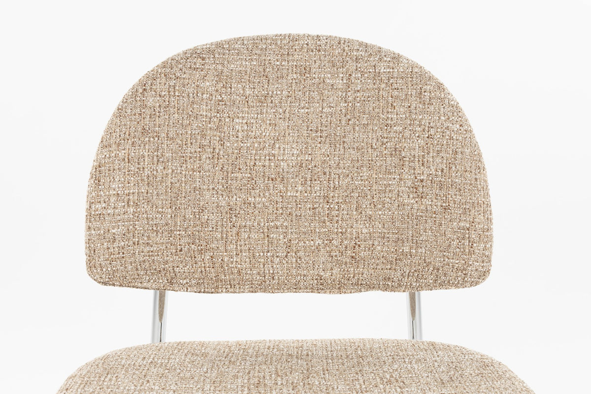 Stuhl mit rundem Rückenlehnendesign, beigem Polyesterbezug und silberfarbenem Gestell, freistehend fotografiert, Zuiver Sunrise Chair.