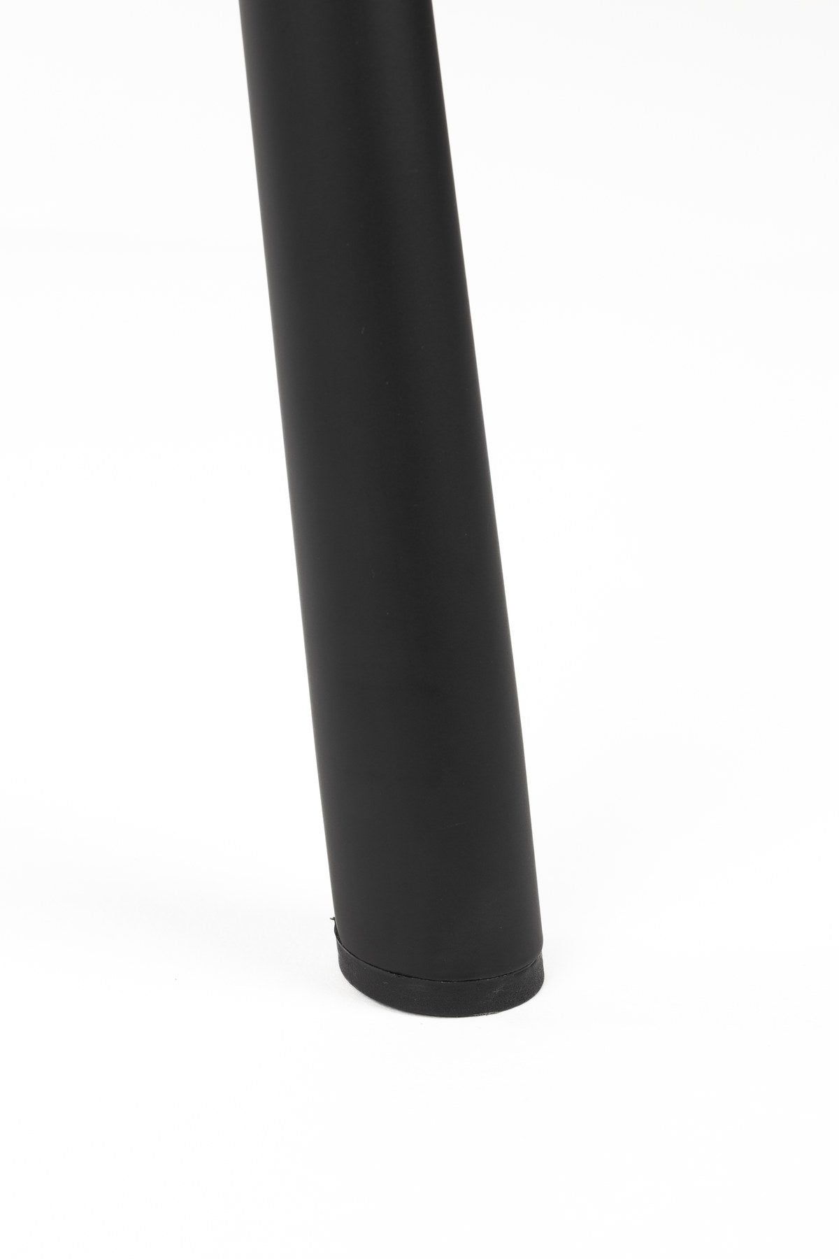 Sessel Brit von Zuiver: gepolsterter Stuhl mit Armlehne in Grau, Sitz aus Polyester, konisch zulaufende schwarze Metallbeine.