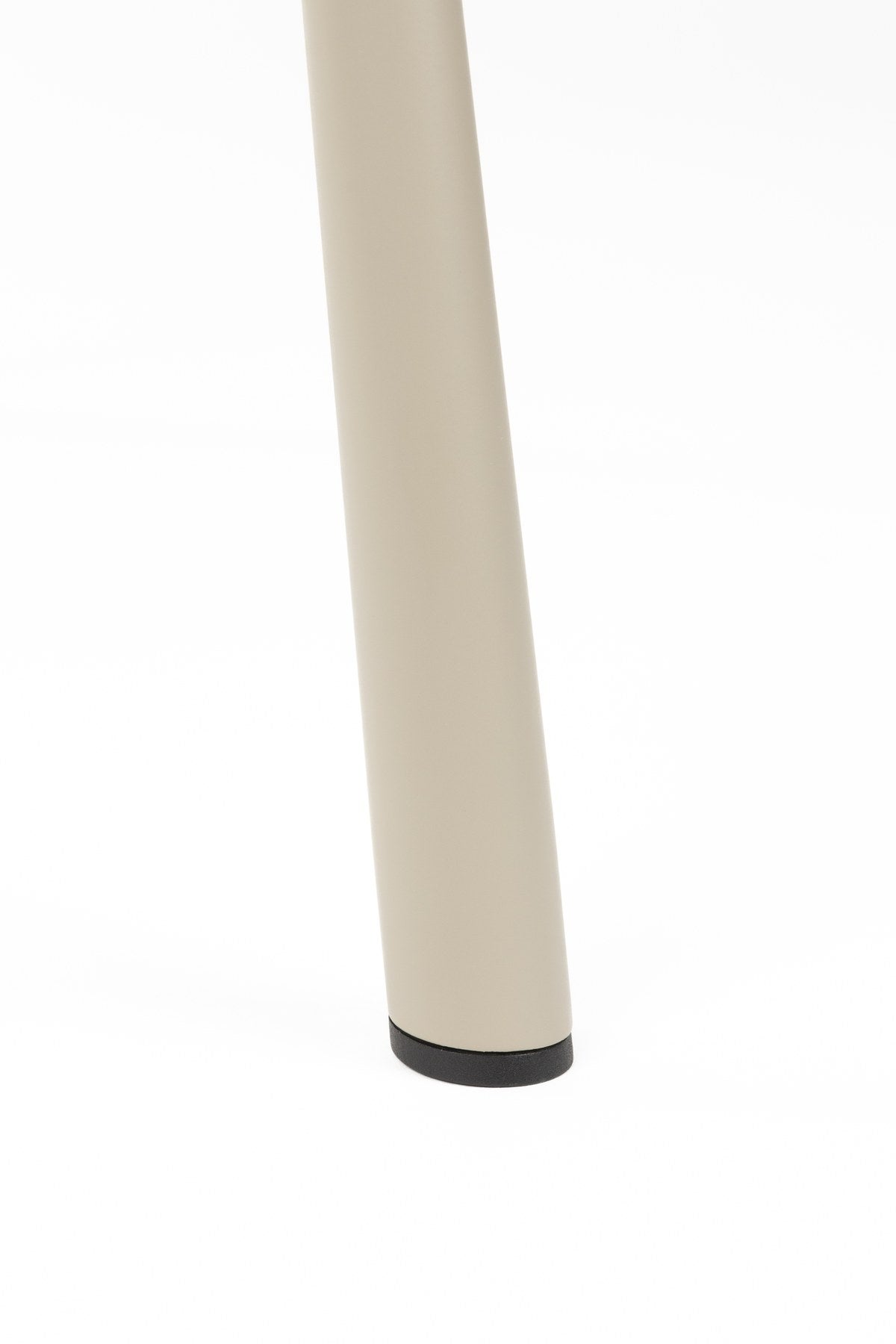 Sessel Brit von Zuiver: gepolsterter Stuhl mit Armlehne in Grau, Sitz aus Polyester, konisch zulaufende schwarze Metallbeine.