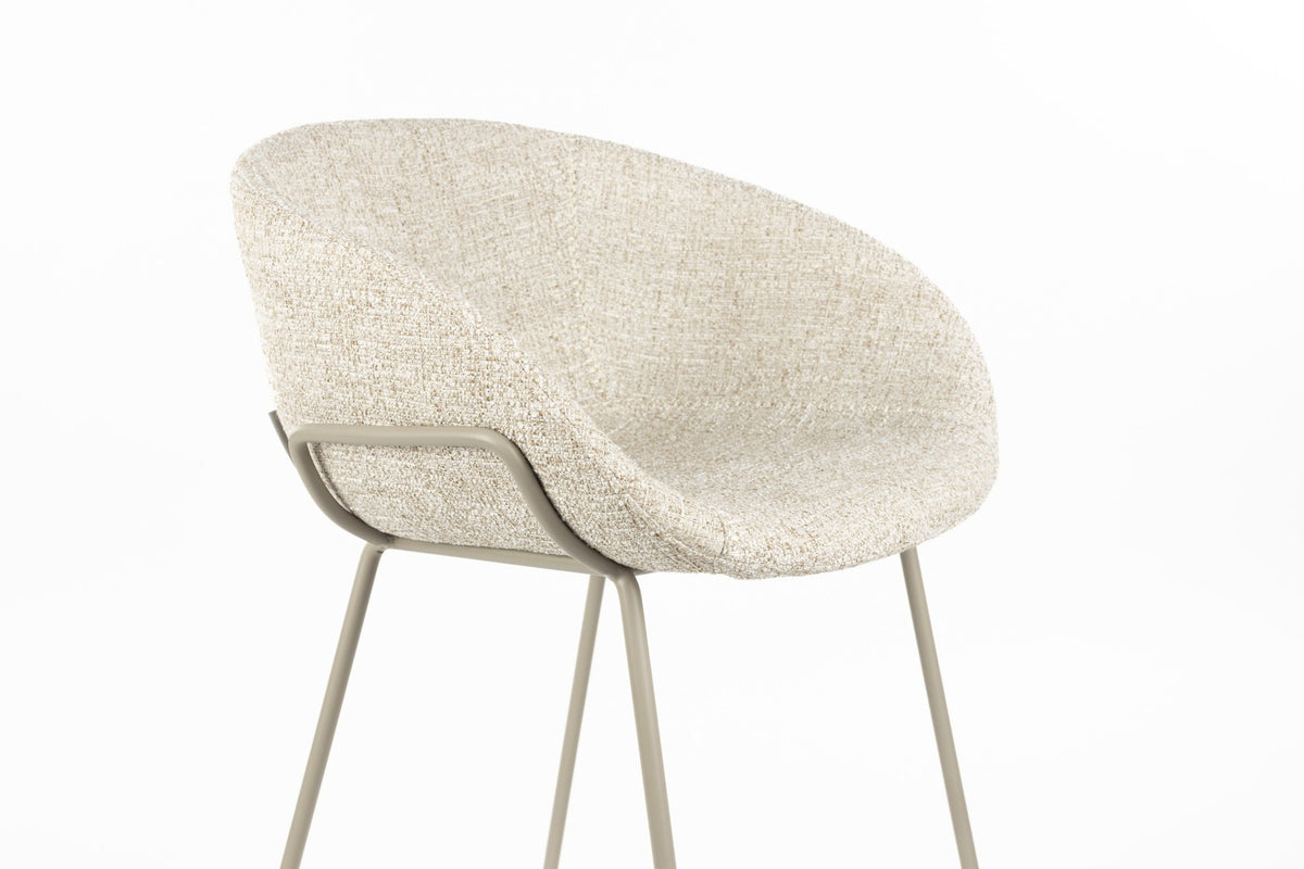 Barhocker Feston von Zuiver in Beige, gepolsterte Sitzfläche aus Eukalyptusholz mit Stahlrahmen an den Seiten, Rückenlehne aus Polyester.