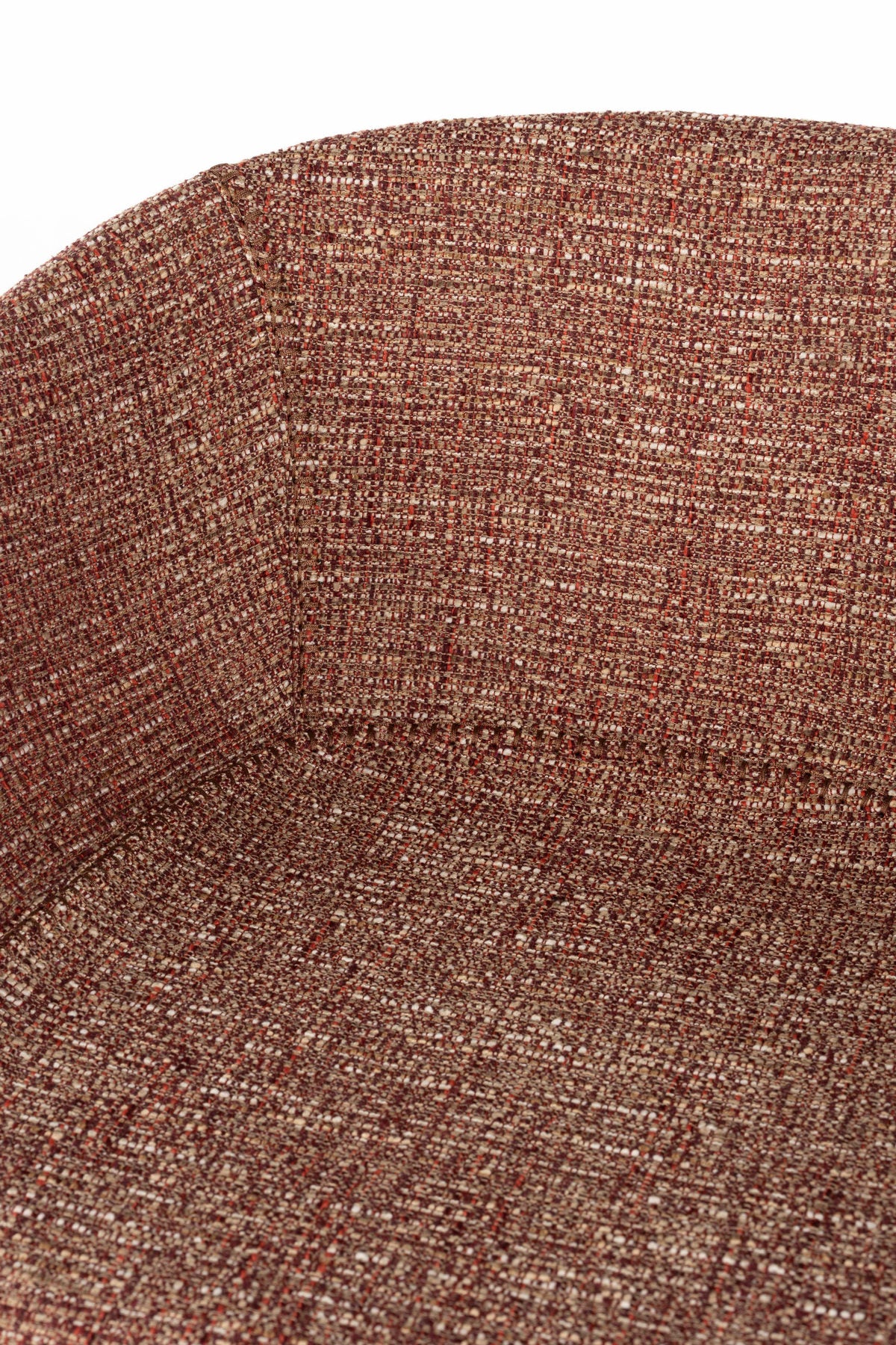 Barhocker Feston von Zuiver in Beige, gepolsterte Sitzfläche aus Eukalyptusholz mit Stahlrahmen an den Seiten, Rückenlehne aus Polyester.