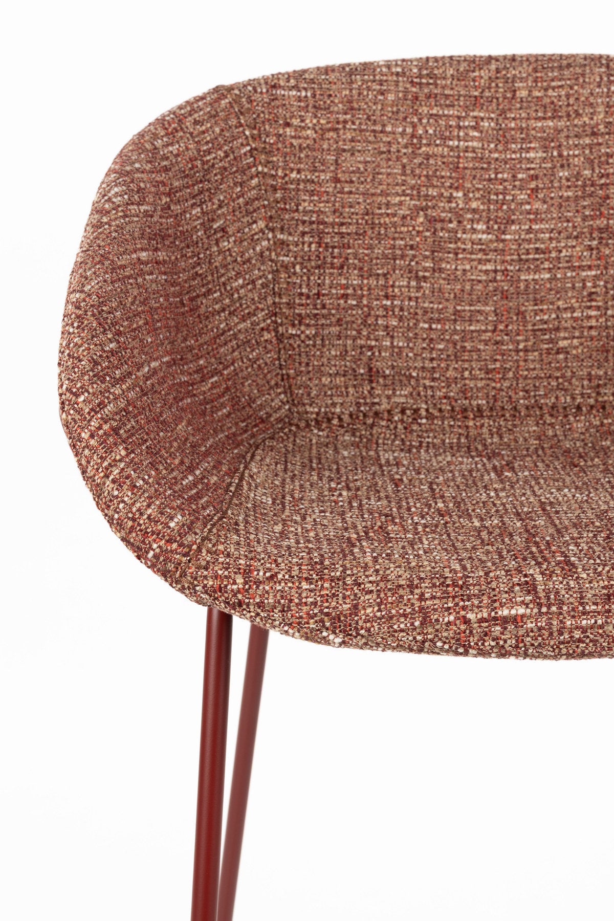 Barhocker Feston von Zuiver in Beige, gepolsterte Sitzfläche aus Eukalyptusholz mit Stahlrahmen an den Seiten, Rückenlehne aus Polyester.