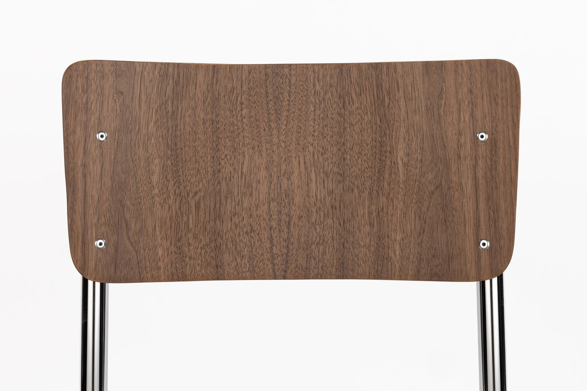Stuhl Chair Back To School Walnut/Chrome von Zuiver mit brauner Buchenholz-Sitzfläche und beigem Gestell, Multiplex-Holzkante sichtbar.