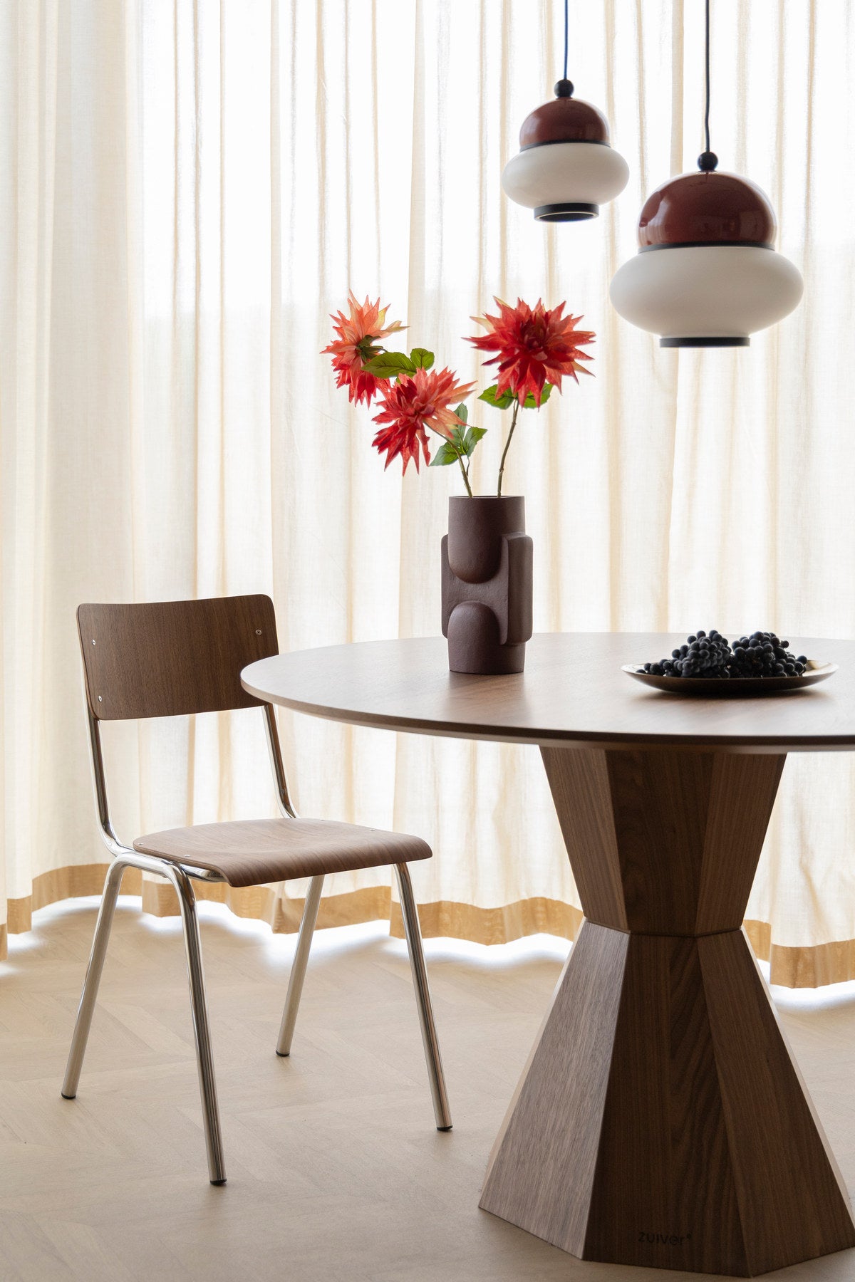Stuhl Chair Back To School Walnut/Chrome von Zuiver mit brauner Buchenholz-Sitzfläche und beigem Gestell, Multiplex-Holzkante sichtbar.
