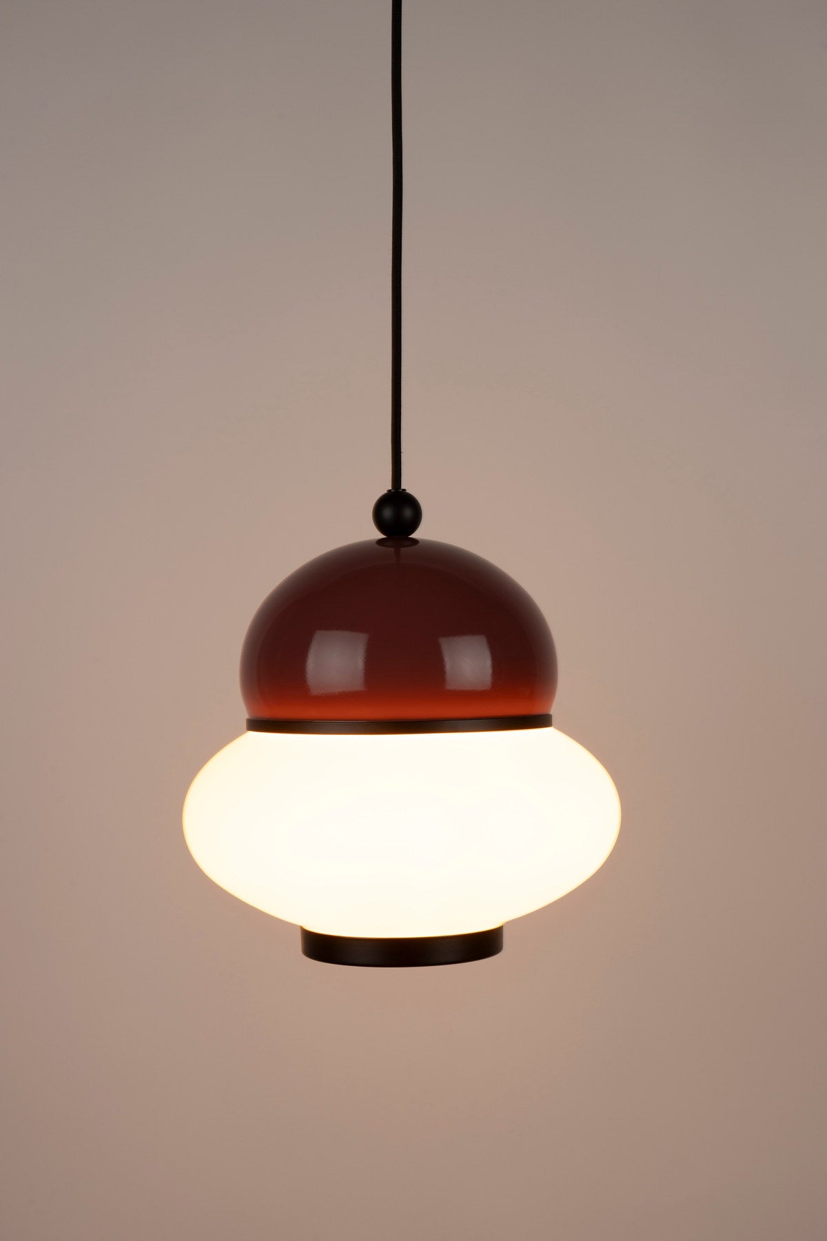 Pendelleuchte Bumble in Rot präsentiert im Onlineshop von KAQTU Design AG. Pendelleuchte ist von Zuiver