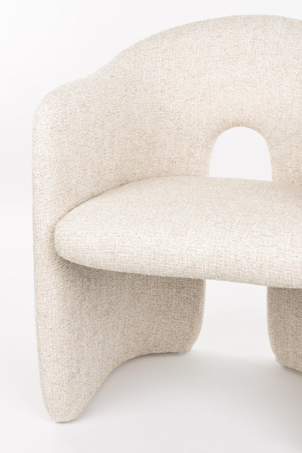 Beiger gepolsterter Stuhl Chair Contour von Zuiver mit Sitzfläche und Rückenlehne aus Polyester, Gestell ebenfalls in Beige gehalten.