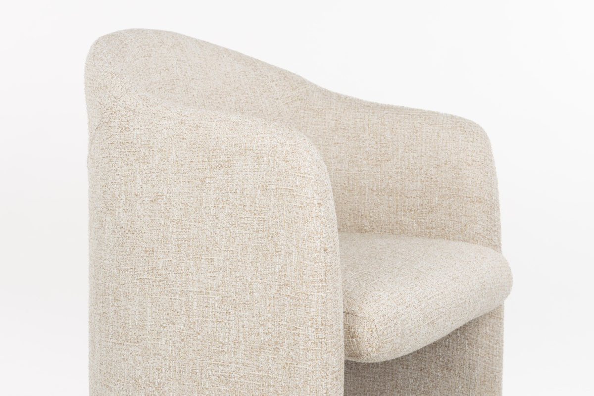 Beiger gepolsterter Stuhl Chair Contour von Zuiver mit Sitzfläche und Rückenlehne aus Polyester, Gestell ebenfalls in Beige gehalten.