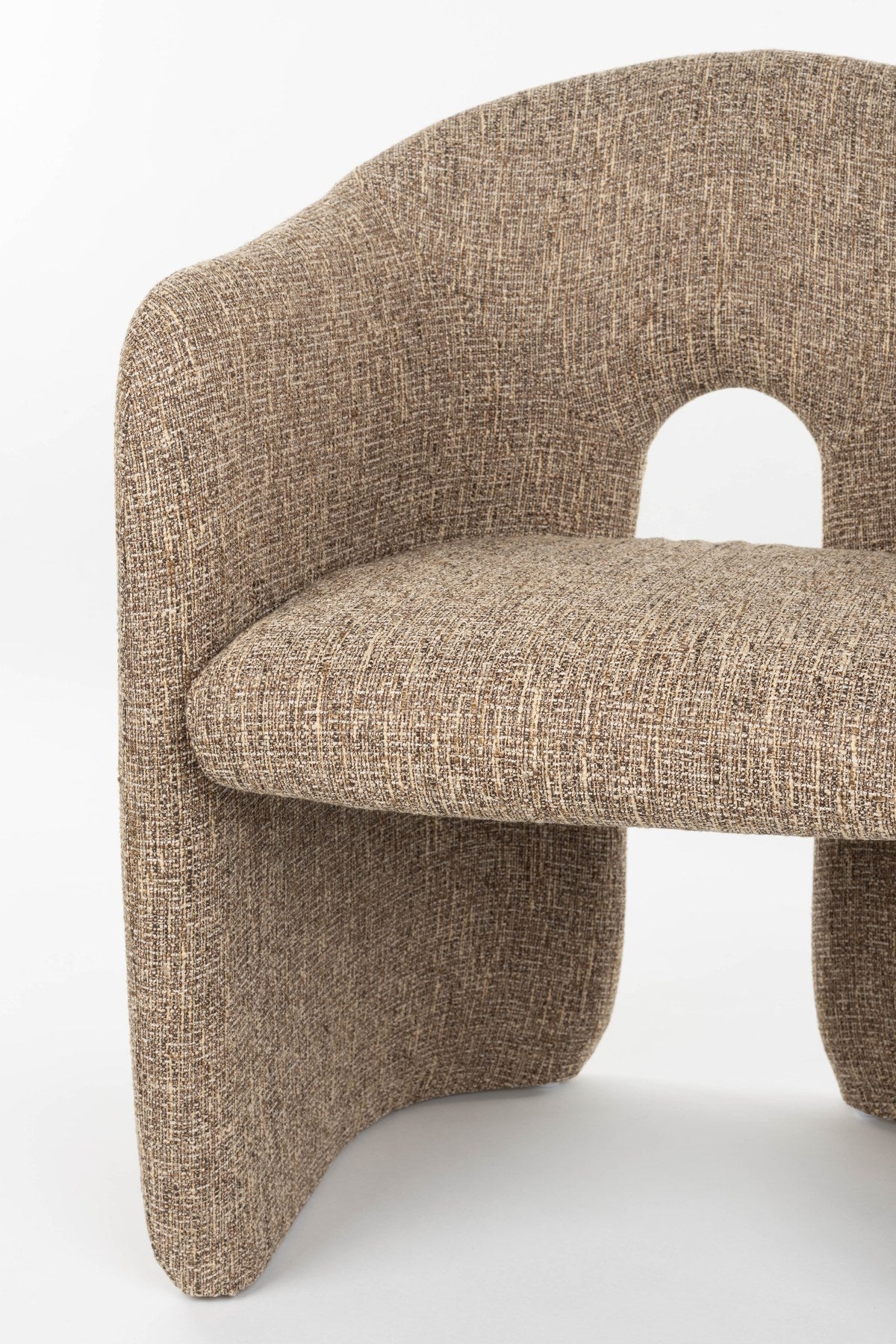 Gepolsterter Stuhl Chair Contour in Hellbraun mit Sitzfläche und Rückenlehne aus Polyester und Schaumstoffpolsterung, vier Beinen.
