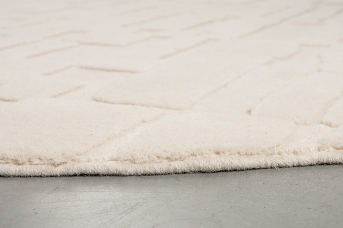 Ovaler Teppich Carpet Bricks von Zuiver in Grau und Beige mit grafischem Blockmuster aus Wolle und Jute im Wohnbereich.