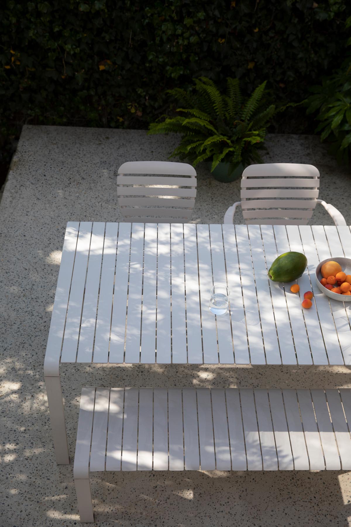 Gartentisch Vondel 168.5 + 2 Stühle + Bank Vondel weiss in Weiss präsentiert im Onlineshop von KAQTU Design AG. Gartentischset ist von Zuiver