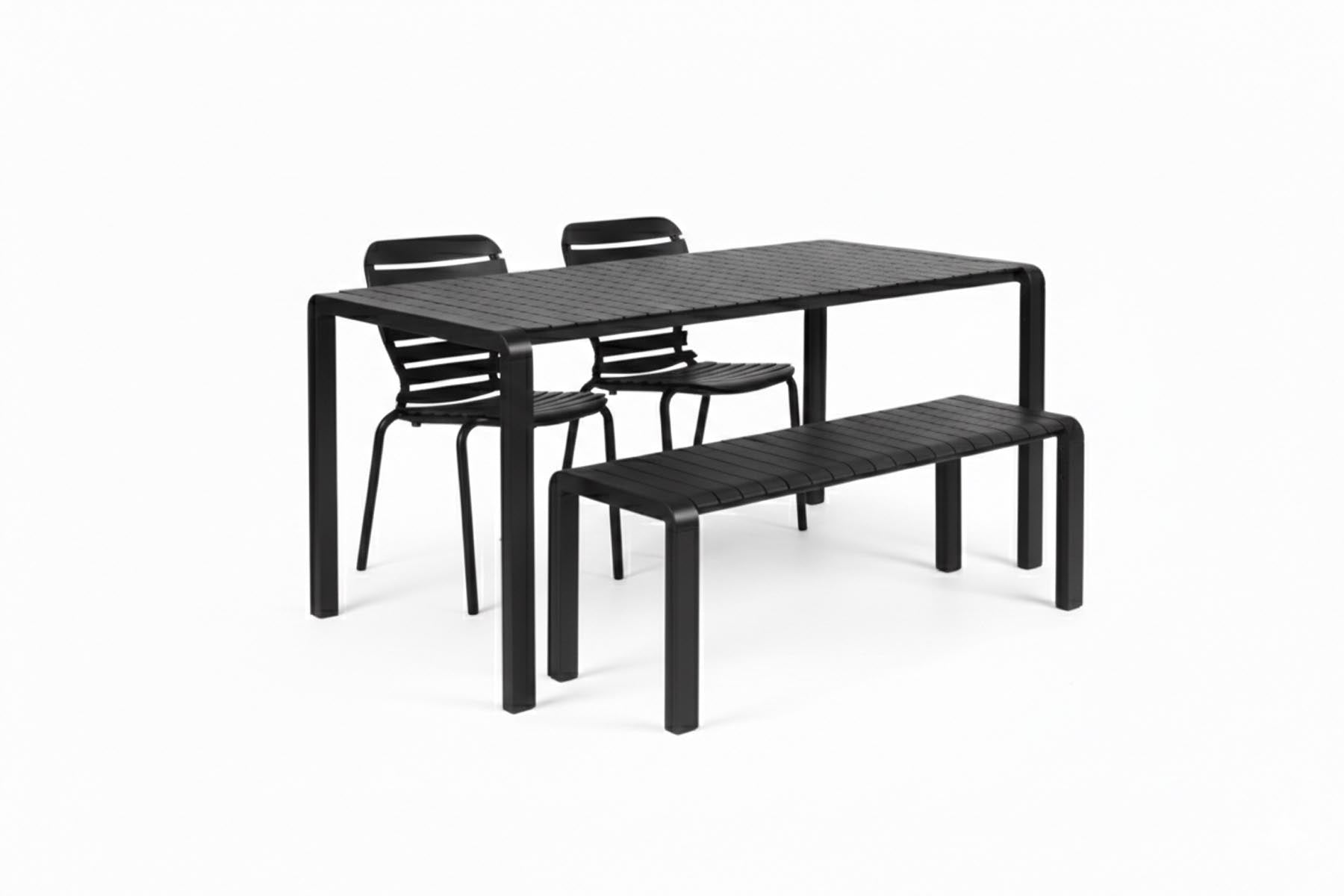 Gartentisch Vondel 168.5 + 2 Stühle + Bank Vondel Schwarz in Schwarz präsentiert im Onlineshop von KAQTU Design AG. Gartentischset ist von Zuiver