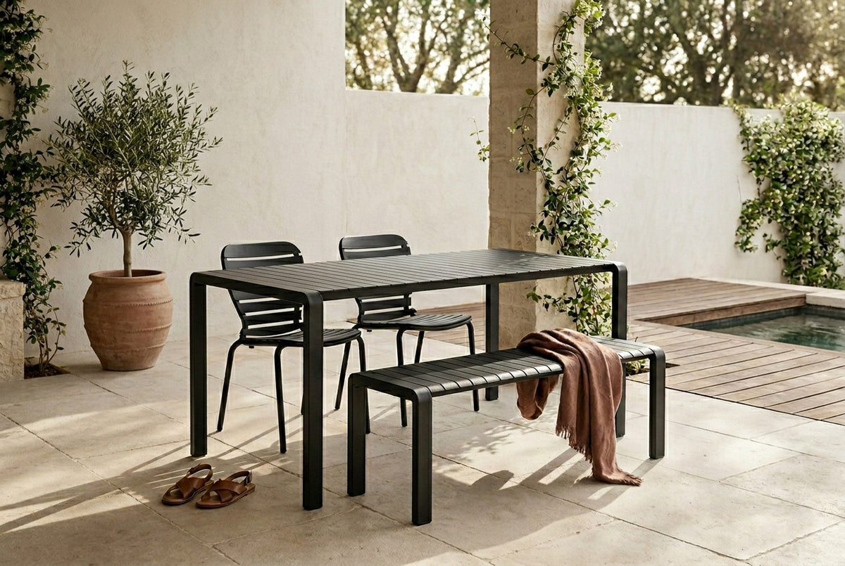Gartentisch Vondel 168.5 + 2 Stühle + Bank Vondel Schwarz in Schwarz präsentiert im Onlineshop von KAQTU Design AG. Gartentischset ist von Zuiver