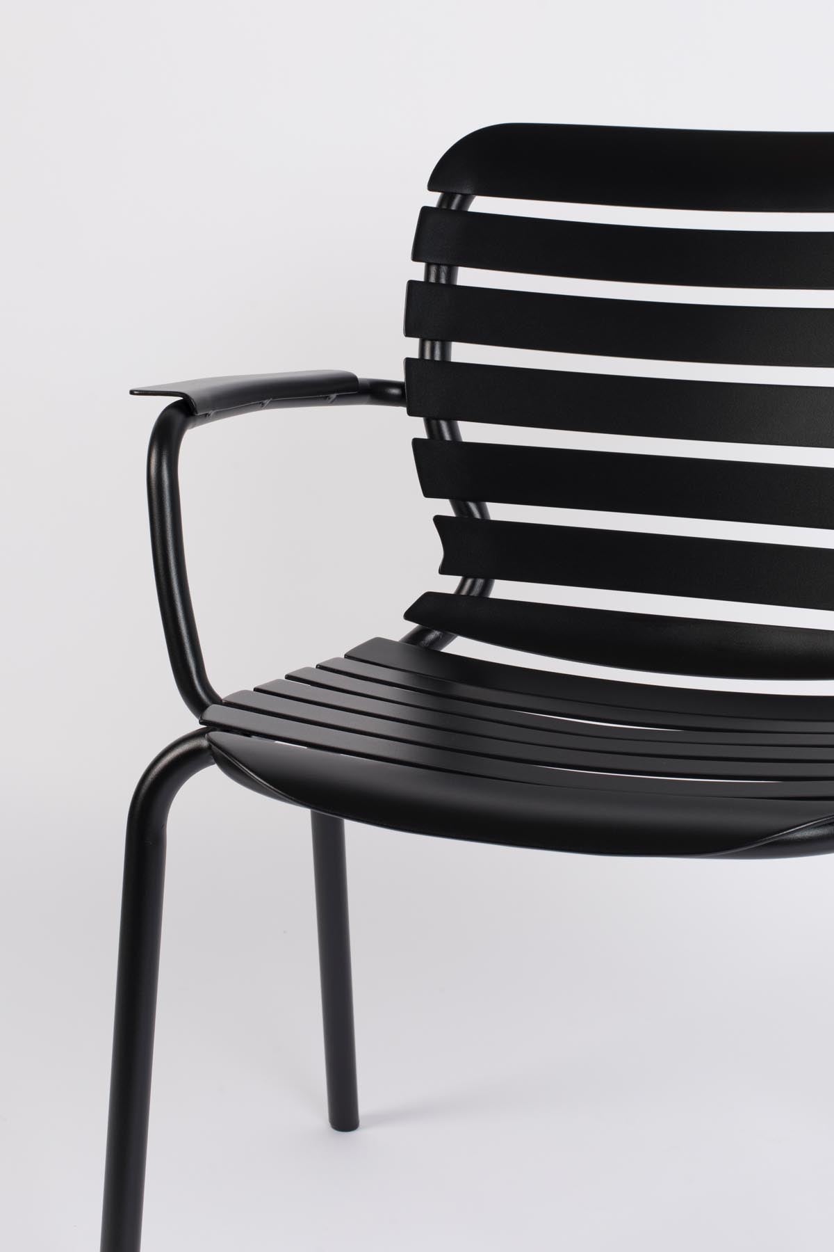 Gartentisch Vondel 214 + 6 Armlehnstühle Vondel Schwarz in Schwarz präsentiert im Onlineshop von KAQTU Design AG. Gartentischset ist von Zuiver