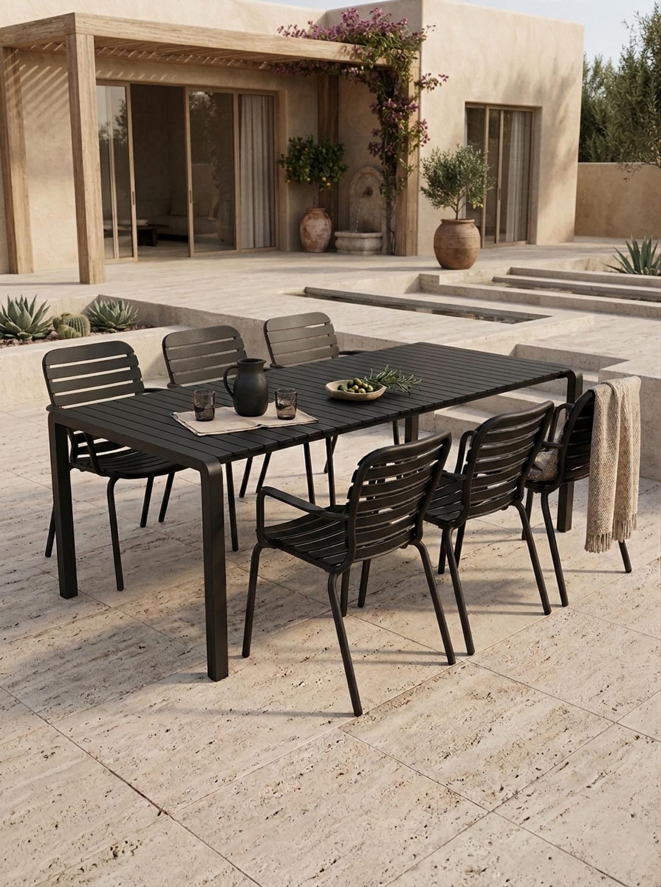 Gartentisch Vondel 214 + 6 Armlehnstühle Vondel Schwarz in Schwarz präsentiert im Onlineshop von KAQTU Design AG. Gartentischset ist von Zuiver