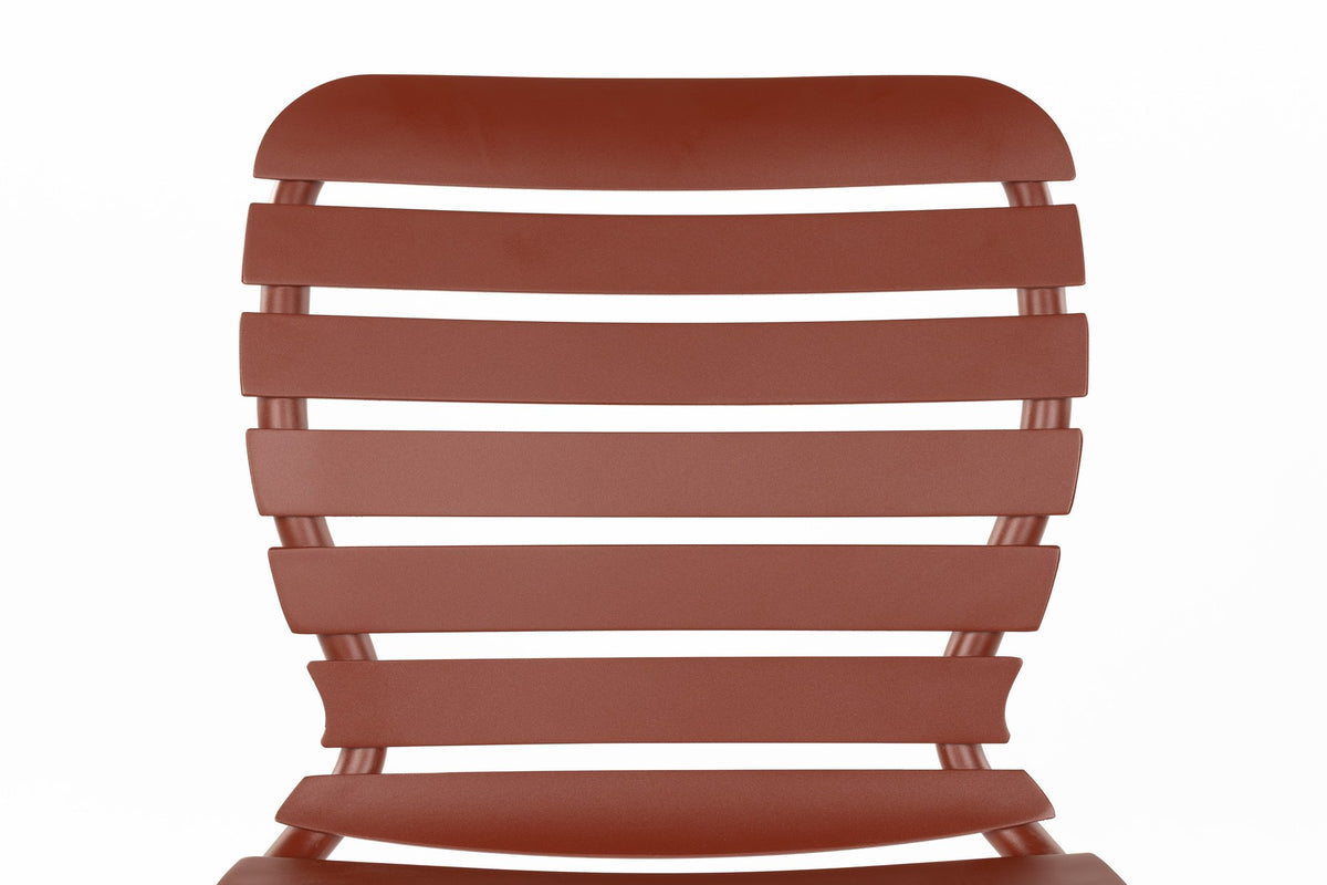 Rotes Gartentischset von Zuiver aus Aluminium: langer Tisch mit sechs dazugehörigen Stühlen, pulverbeschichtete Oberfläche.