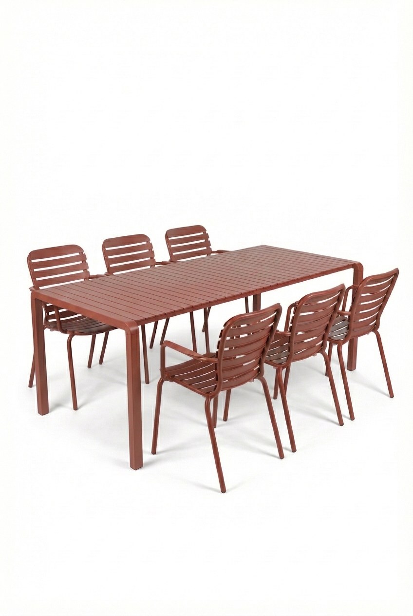 Rotes Gartentischset Vondel von Zuiver: Aluminiumtisch mit offener Struktur und sechs passende Armlehnstühle im Freien.