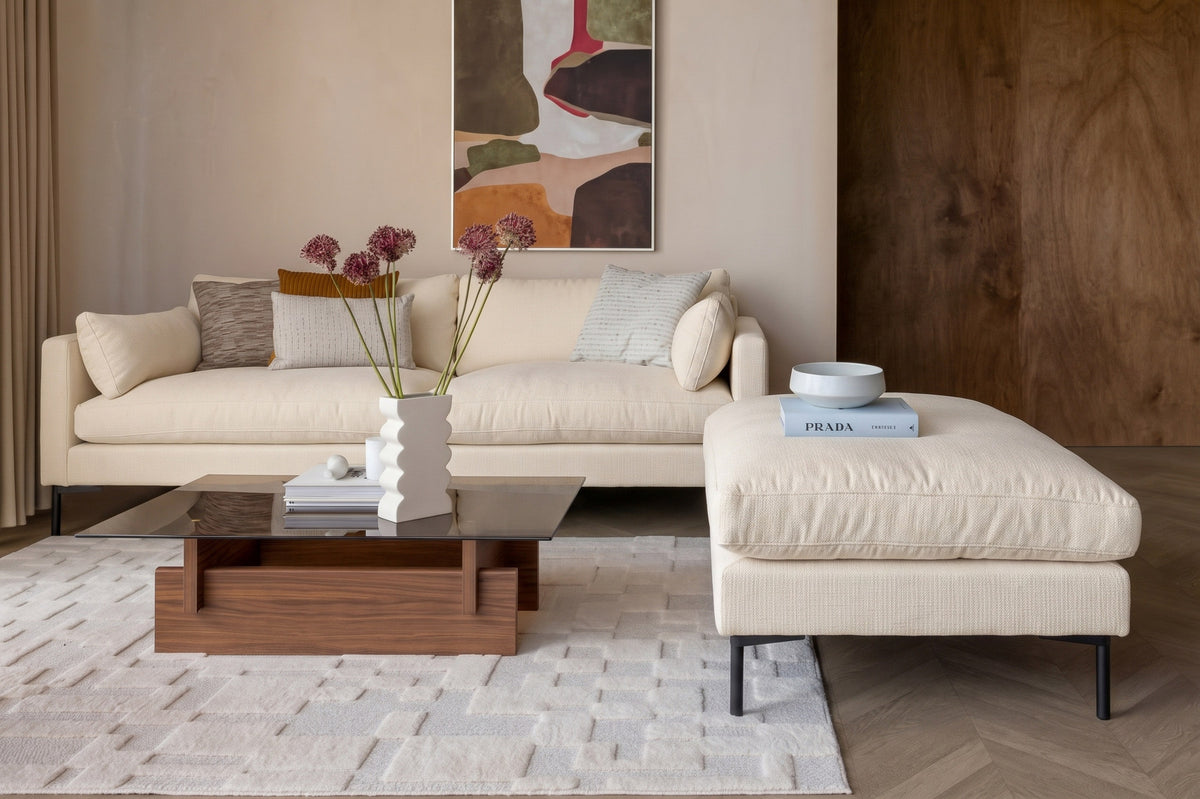 Beige gepolstertes 3-Sitzer Sofa Summer von Zuiver aus Acetat und Polyester mit PU-Schaumfüllung, Frontalansicht im Wohnraum.