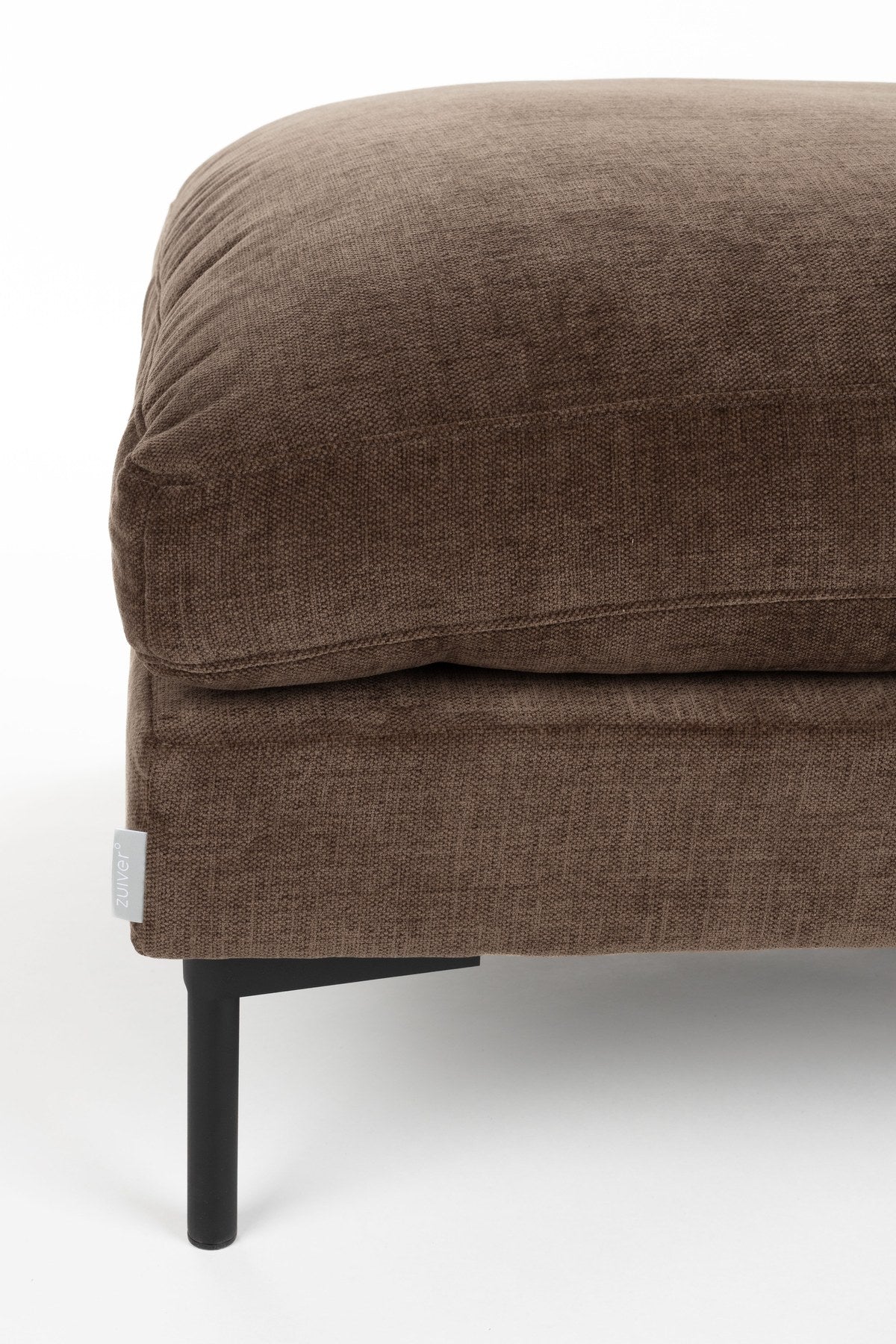 Gepolsterter Hocker Summer in Dunkelbraun mit Sitzfläche aus Acetat und Polyester, PU-Schaum-Polsterung, kompakte Form ohne Armlehnen.