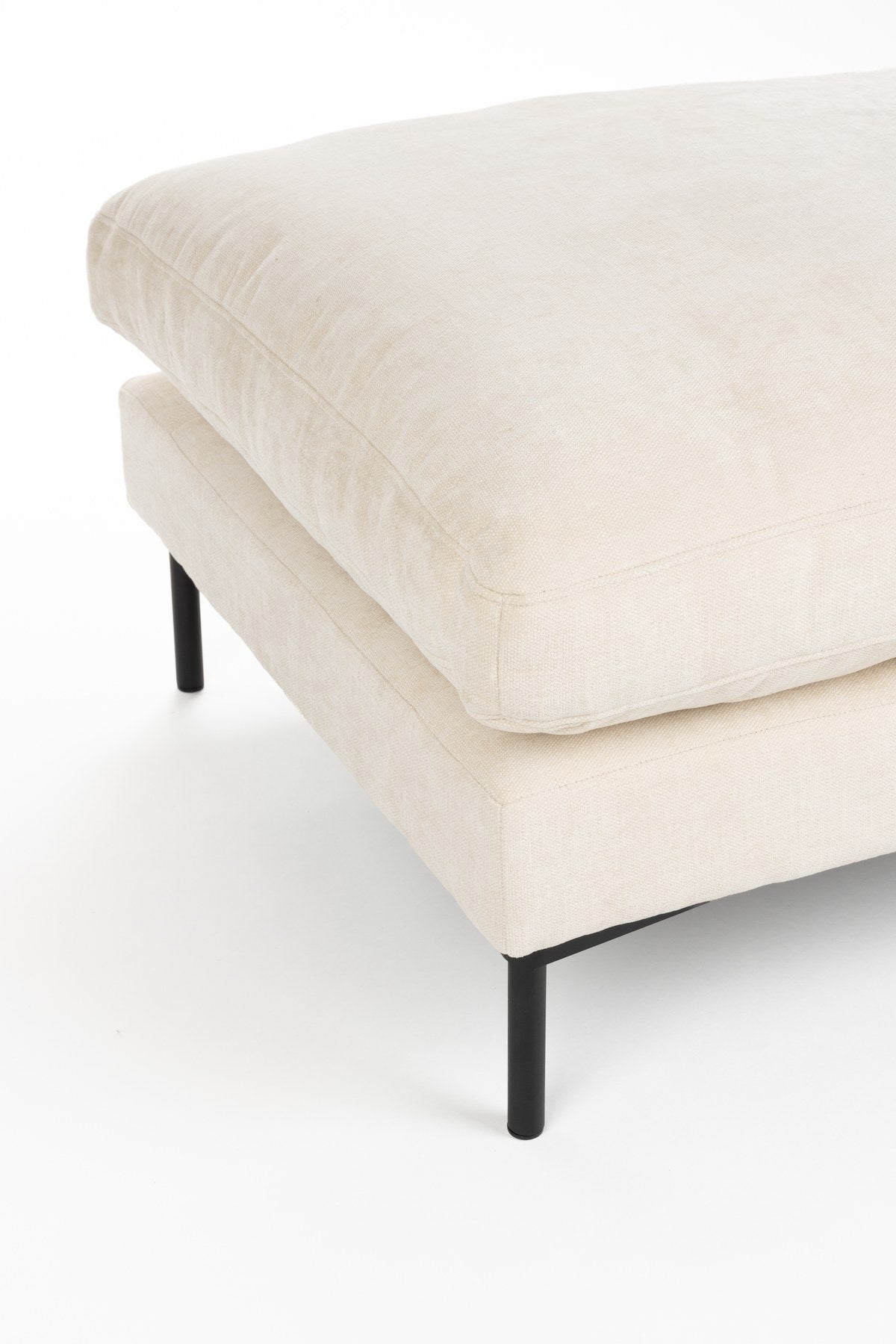 Beiger Hocker Summer von Zuiver mit gepolstertem Sitz aus Acetat und Polyester, PU-Schaum-Füllung und rechteckiger, luftiger Form.