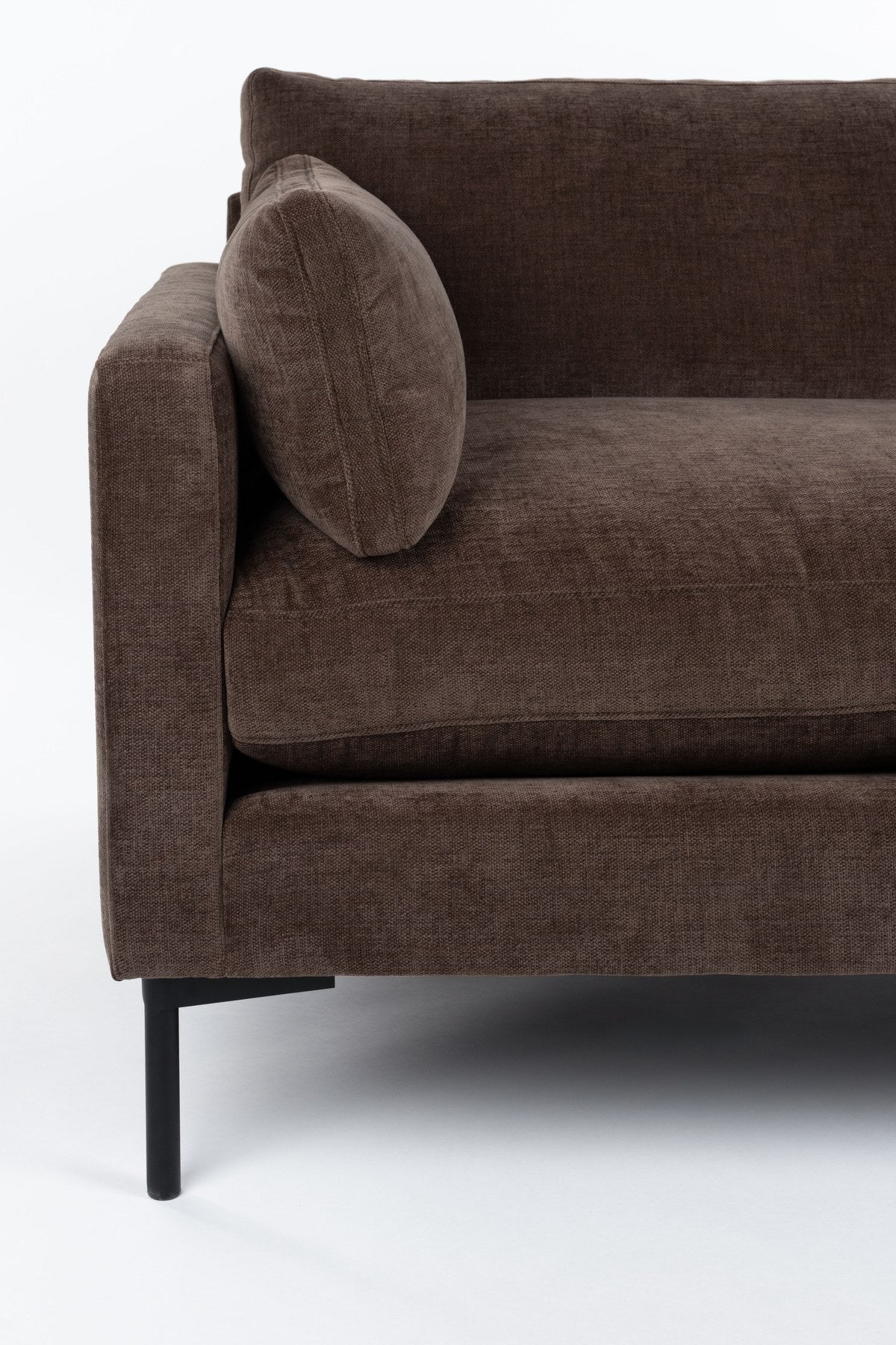 Dunkelbraunes 2er Sofa Love Seat Summer von Zuiver mit gepolsterter Sitzfläche aus Acetat und Polyester sowie schlanken Beinen.